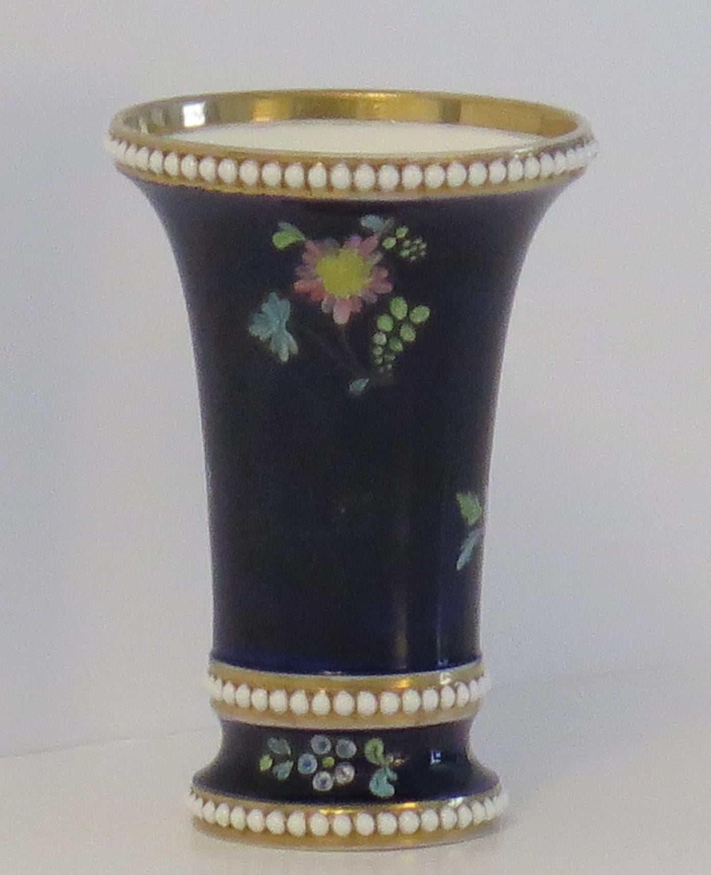 Hand-Painted Georgian Spode Porcelain Spill Vase in Mazarine Flowers Ptn 3420, Ca 1810 For Sale