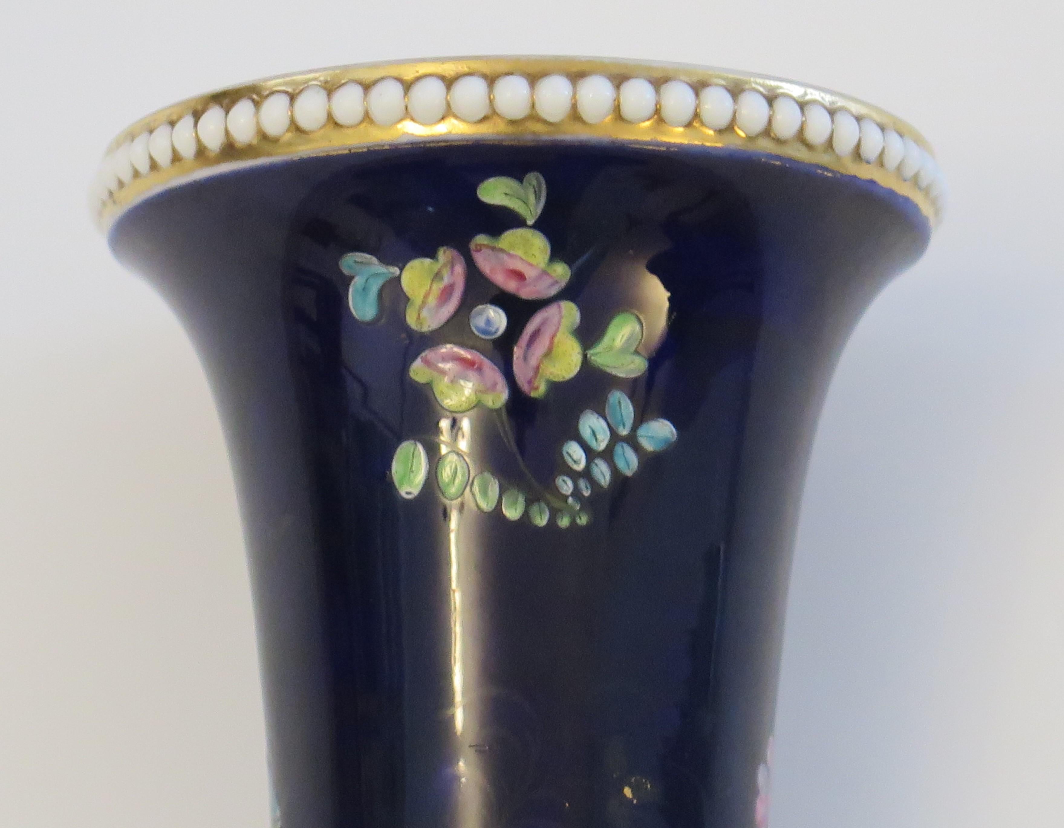 Vase de déversement en porcelaine Spode de style géorgien avec fleurs de Mazarine Ptn 3420, vers 1810 en vente 1