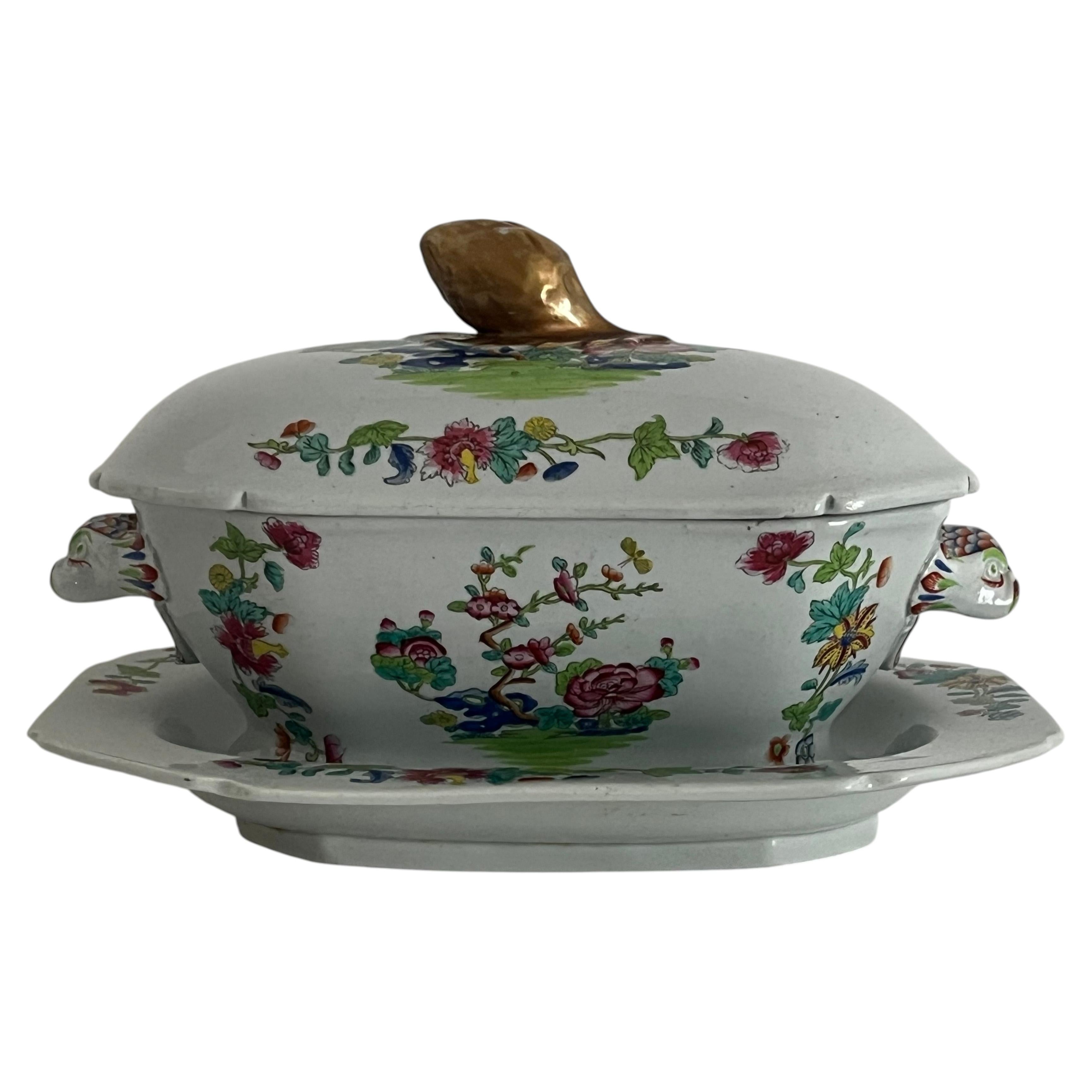Sopera georgiana de Spode, con tapa y platillo, modelo Willis 2148, hacia 1810 en venta