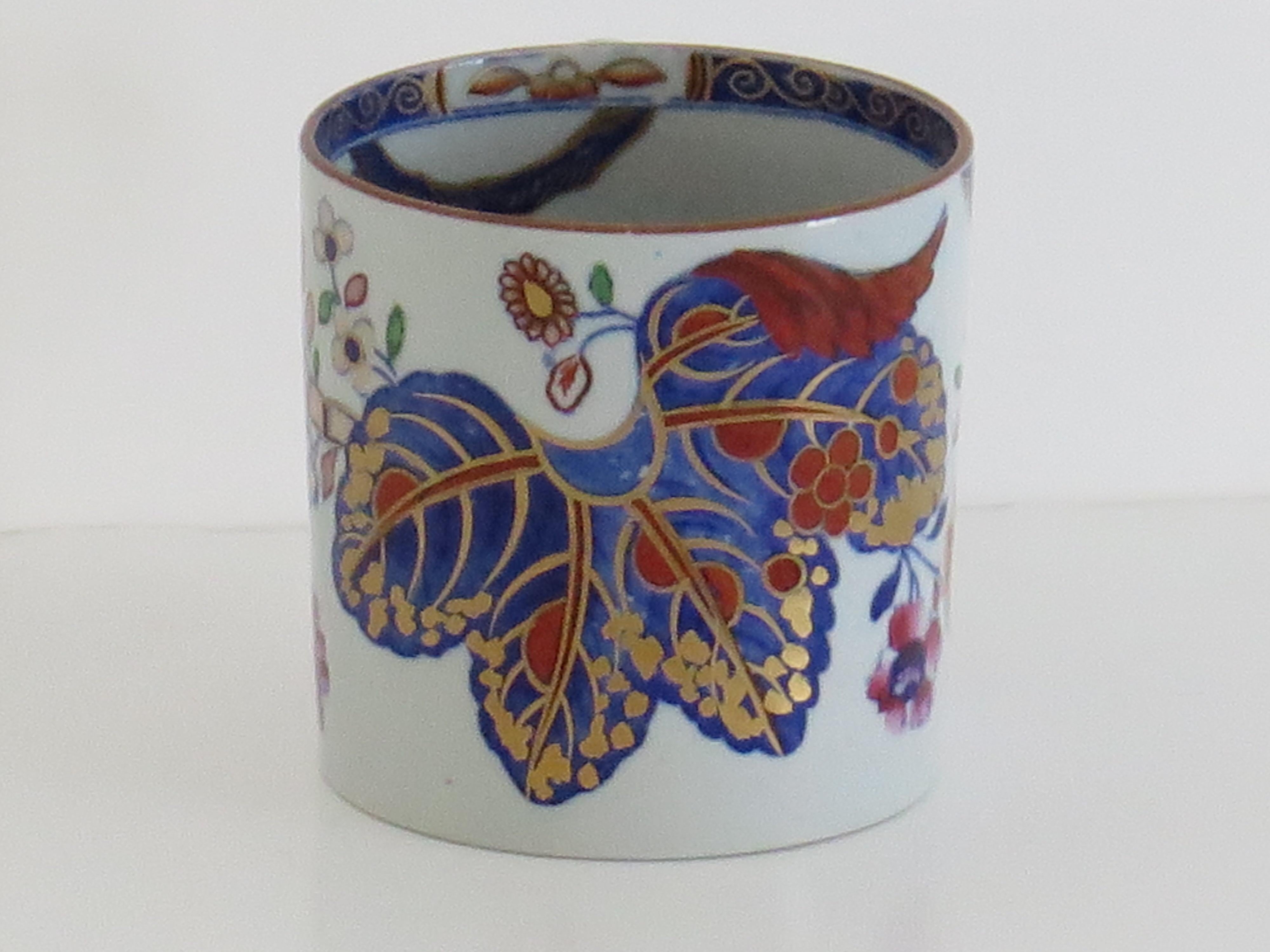 Il s'agit d'une très bonne boîte à café en pierre de Chine (Ironstone) peinte à la main selon le motif de la feuille de tabac, numéro 2061, fabriquée par l'usine Spode au début du XIXe siècle, période géorgienne anglaise, vers 1820.

Cette boîte à