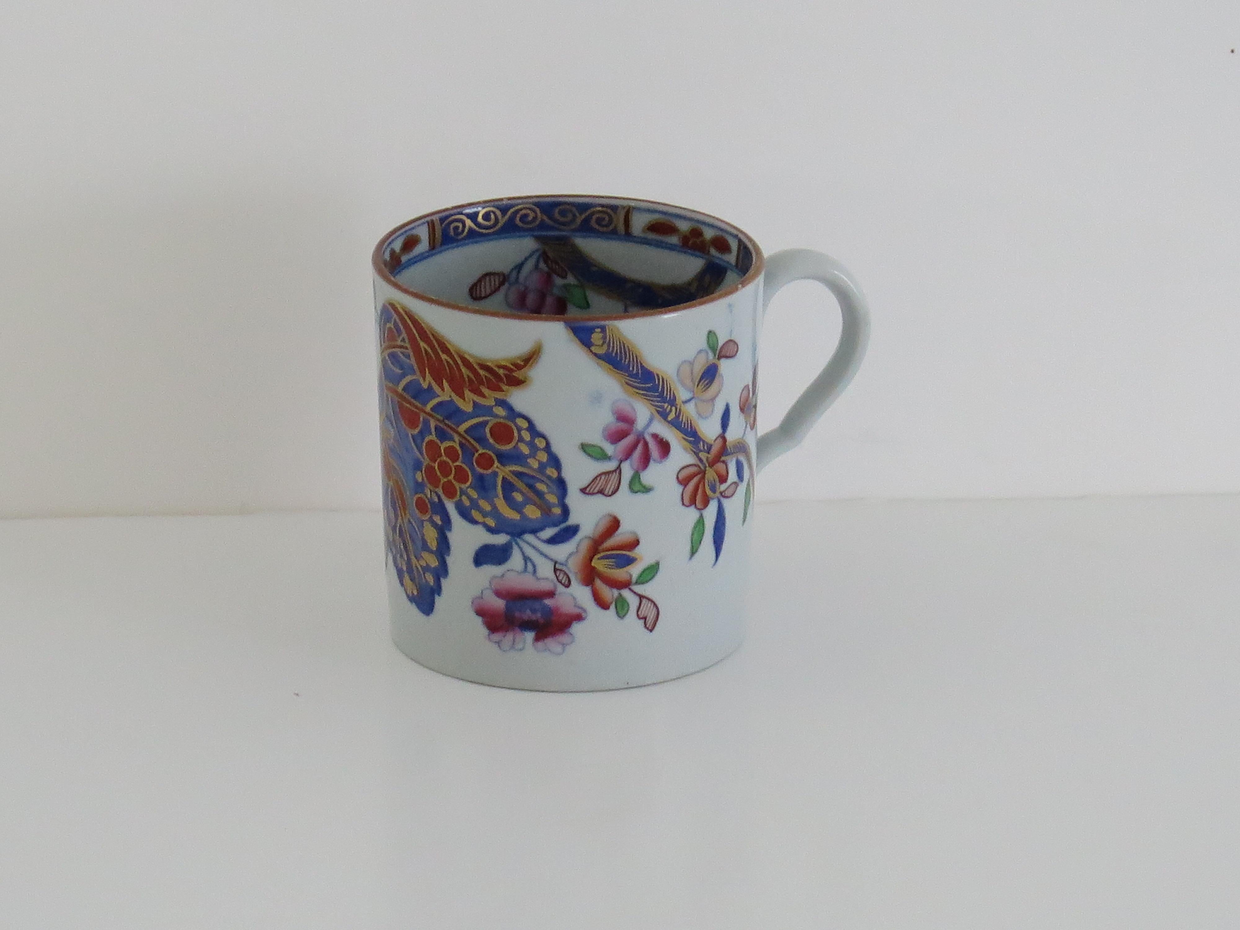 Se trata de una muy buena lata de café de piedra china (Ironstone) pintada a mano con el motivo de la hoja de tabaco, número 2061, fabricada por la fábrica Spode a principios del siglo XIX, época georgiana inglesa, hacia 1820.

Esta lata o taza de