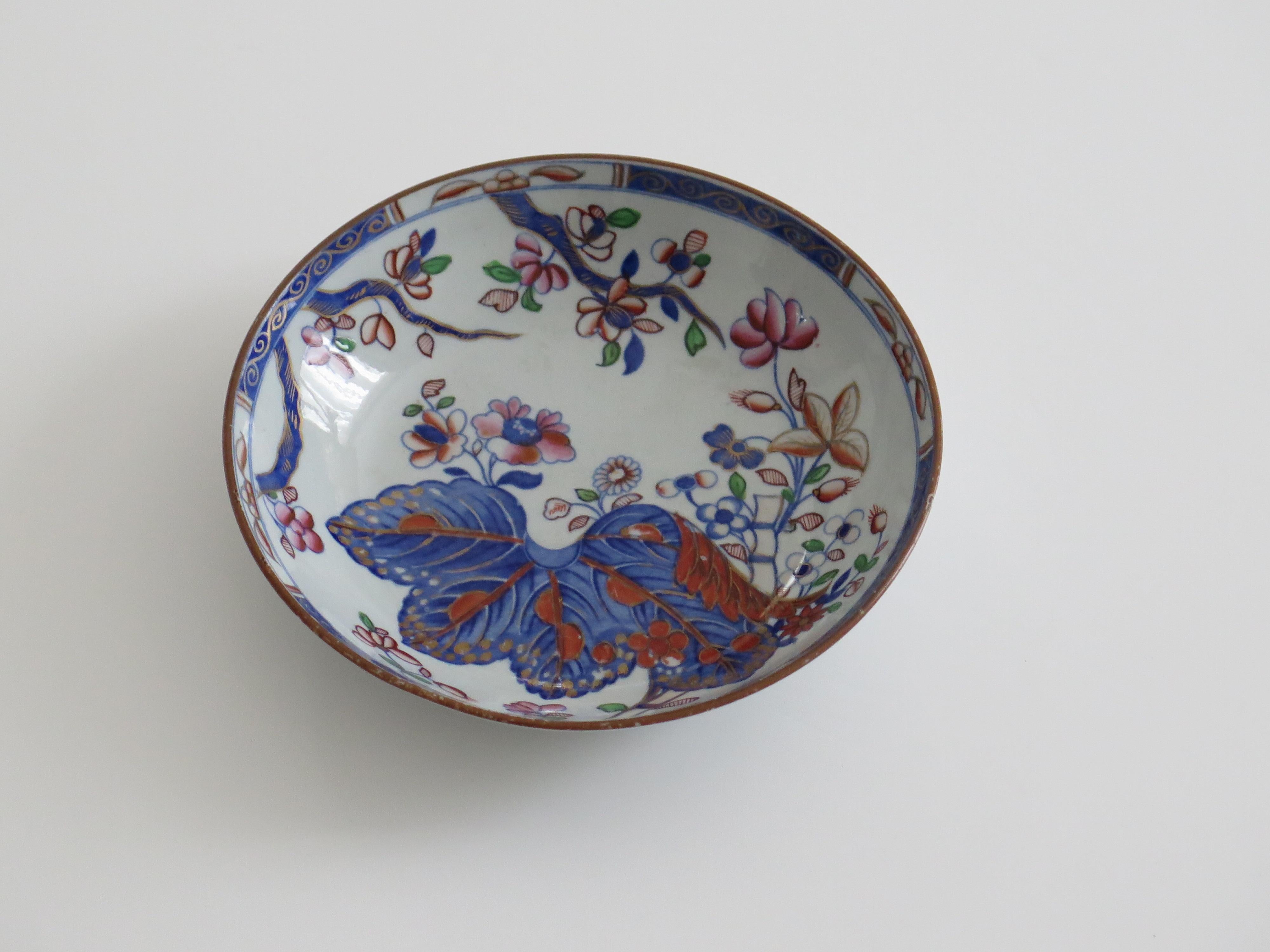 Si tratta di un buon piatto o ciotola/piattino in Ironstone China, dipinto a mano con il motivo della foglia di tabacco, numero 2061, realizzato dalla fabbrica Spode all'inizio del XIX secolo, periodo georgiano inglese, circa 1820.

Il