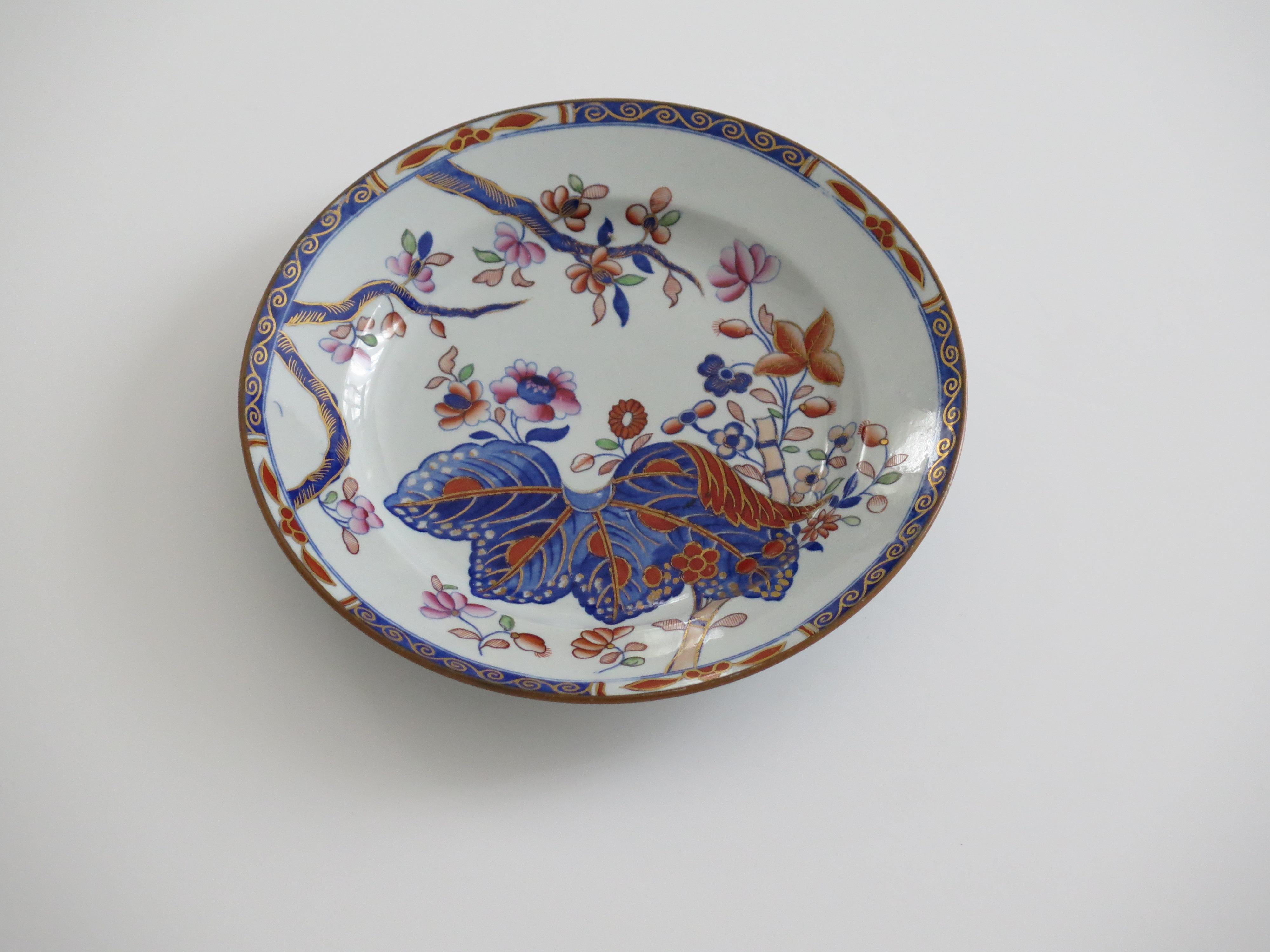Si tratta di un ottimo piatto o piattino da deserto in pietra (Ironstone China), dipinto a mano con il motivo della foglia di tabacco, numero 2061, realizzato dalla fabbrica Spode all'inizio del XIX secolo, periodo georgiano inglese, circa 1820.

Il