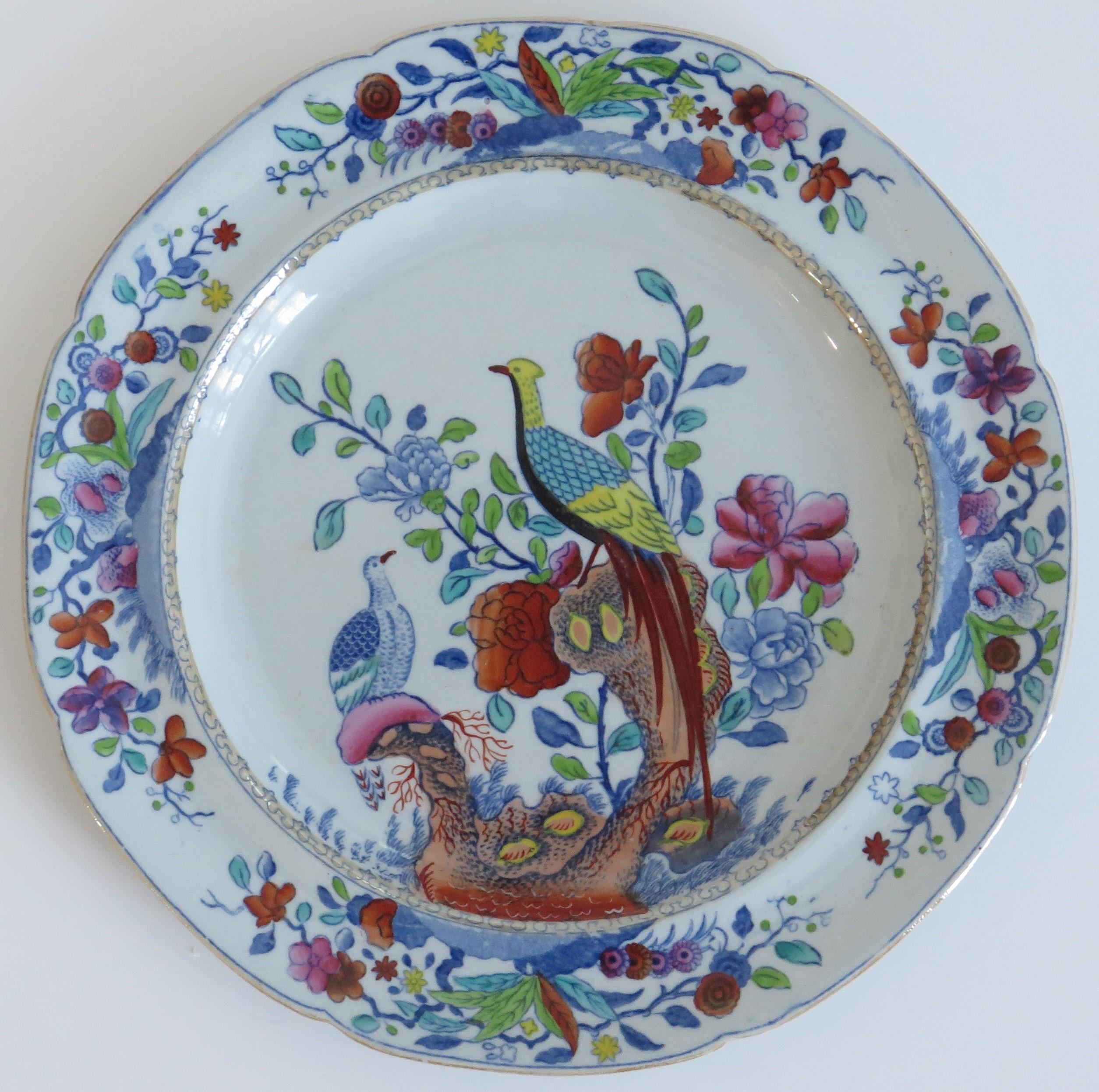 Il s'agit d'un plat d'accompagnement très décoratif de Spode, réalisé en Stone China (Ironstone) et décoré du motif du faisan oriental, datant de la période géorgienne, vers 1820.

L'assiette est de forme circulaire avec un bord dentelé et est