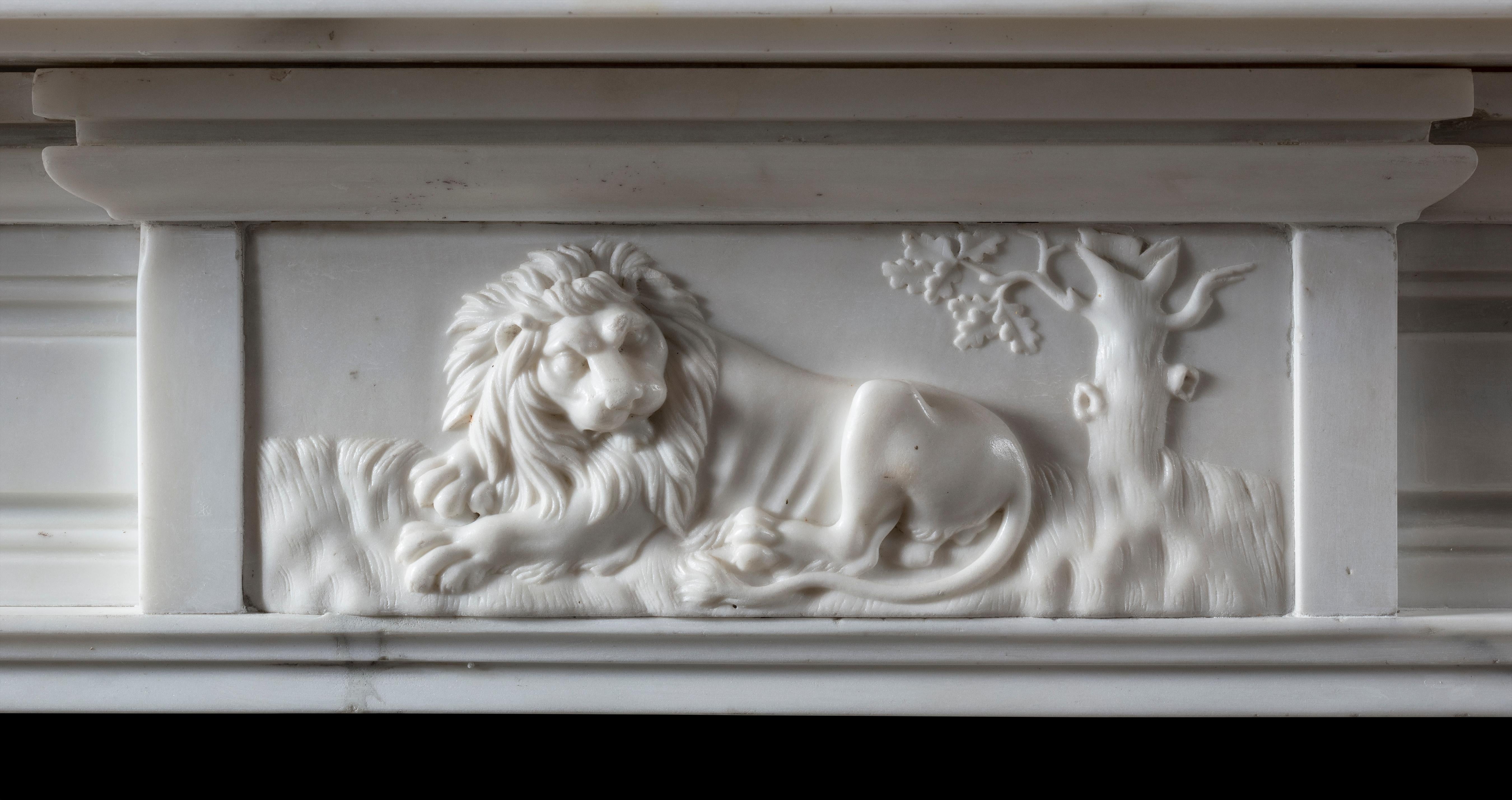Un raffinato e distinto camino in marmo statuario del periodo Georgiano/Regency, con una generosa cornice sotto la mensola ad angolo, la tavoletta centrale raffigurante un leone finemente scolpito in attesa di riposo, i blocchi angolari raffiguranti