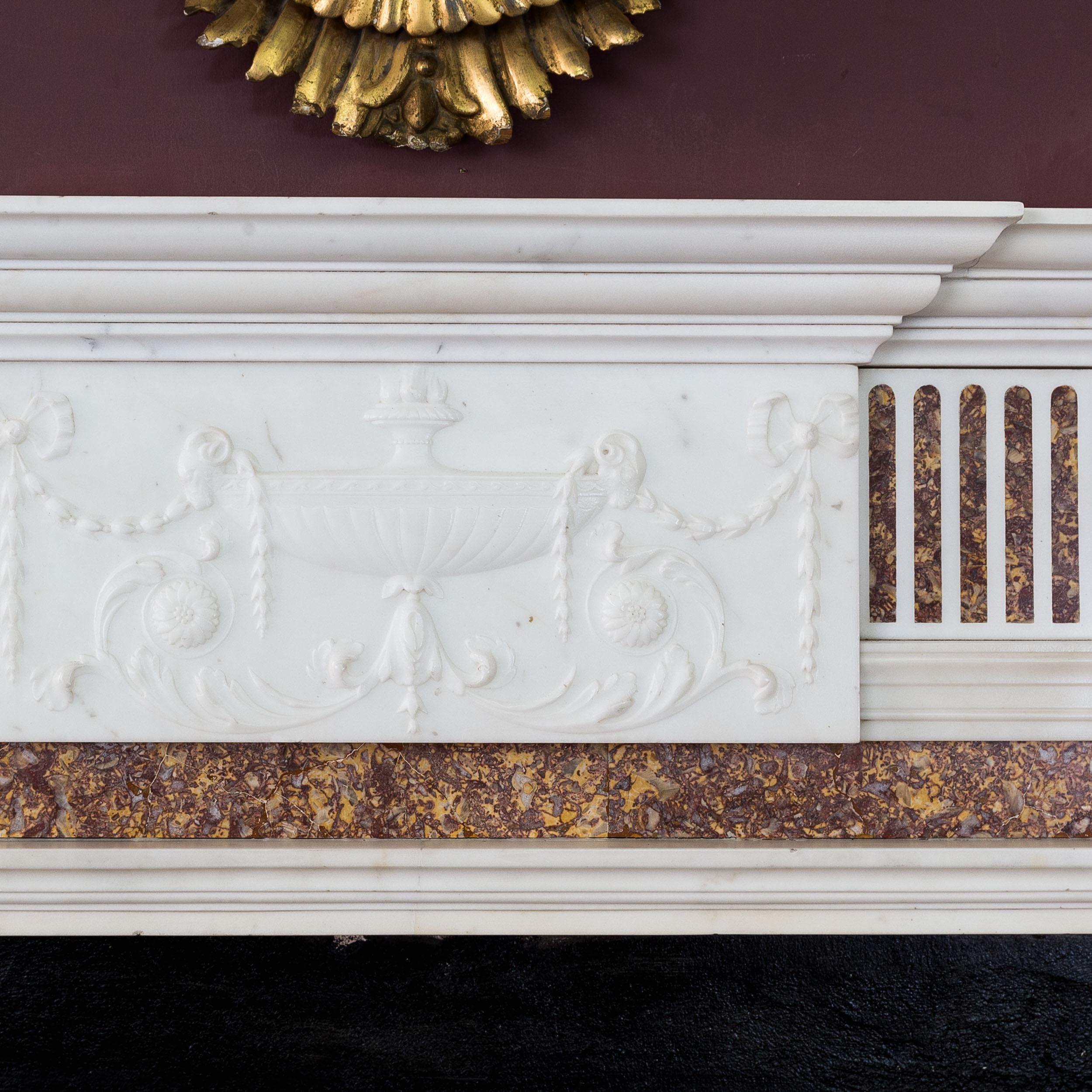 Georgianischer Bildhauermarmorkamin mit geschnitztem Tisch und Brocatelle-Intarsien (George III.) im Angebot