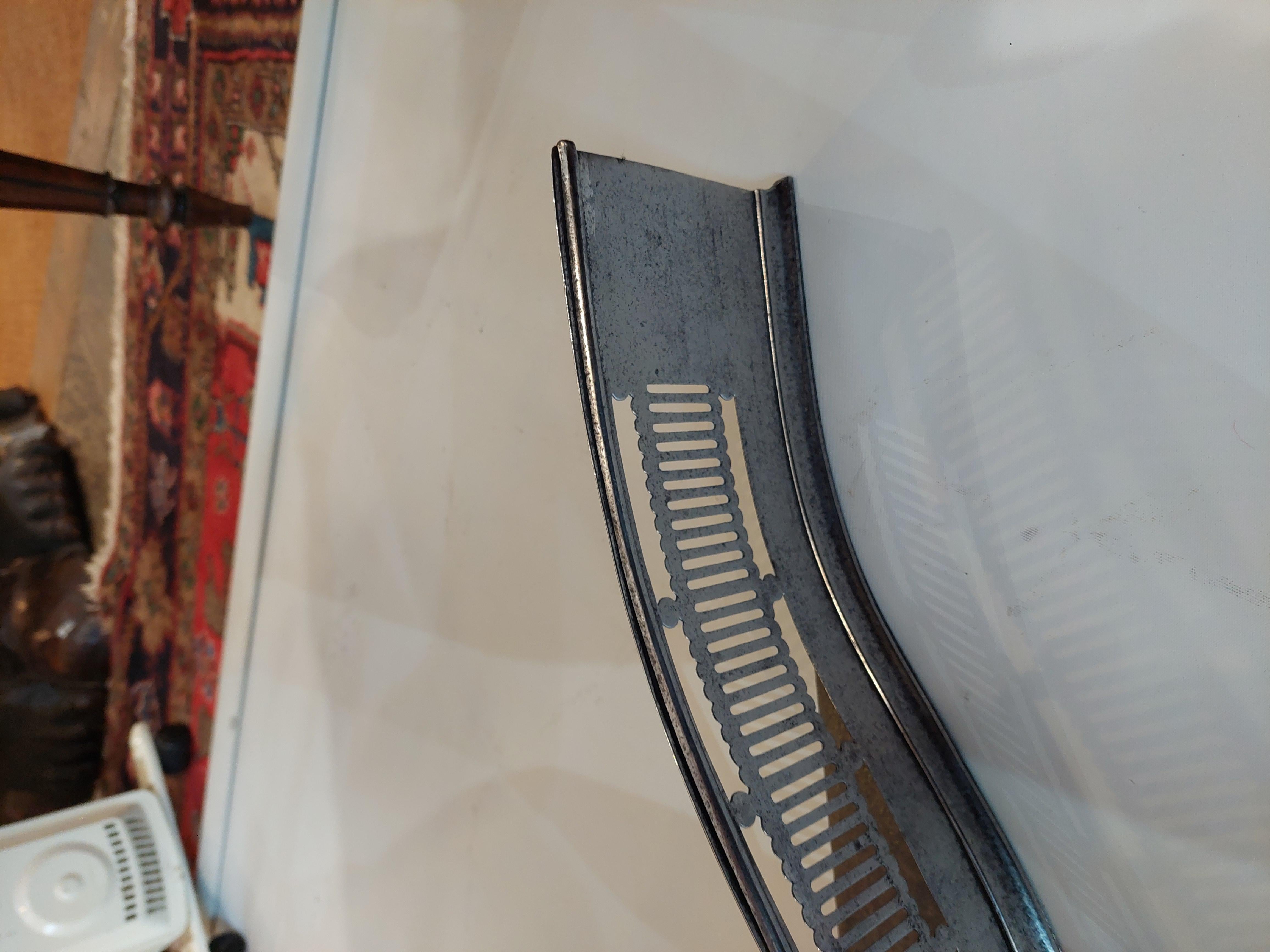 Fin du XVIIIe siècle Bordure de l'âtre en acier géorgien en vente