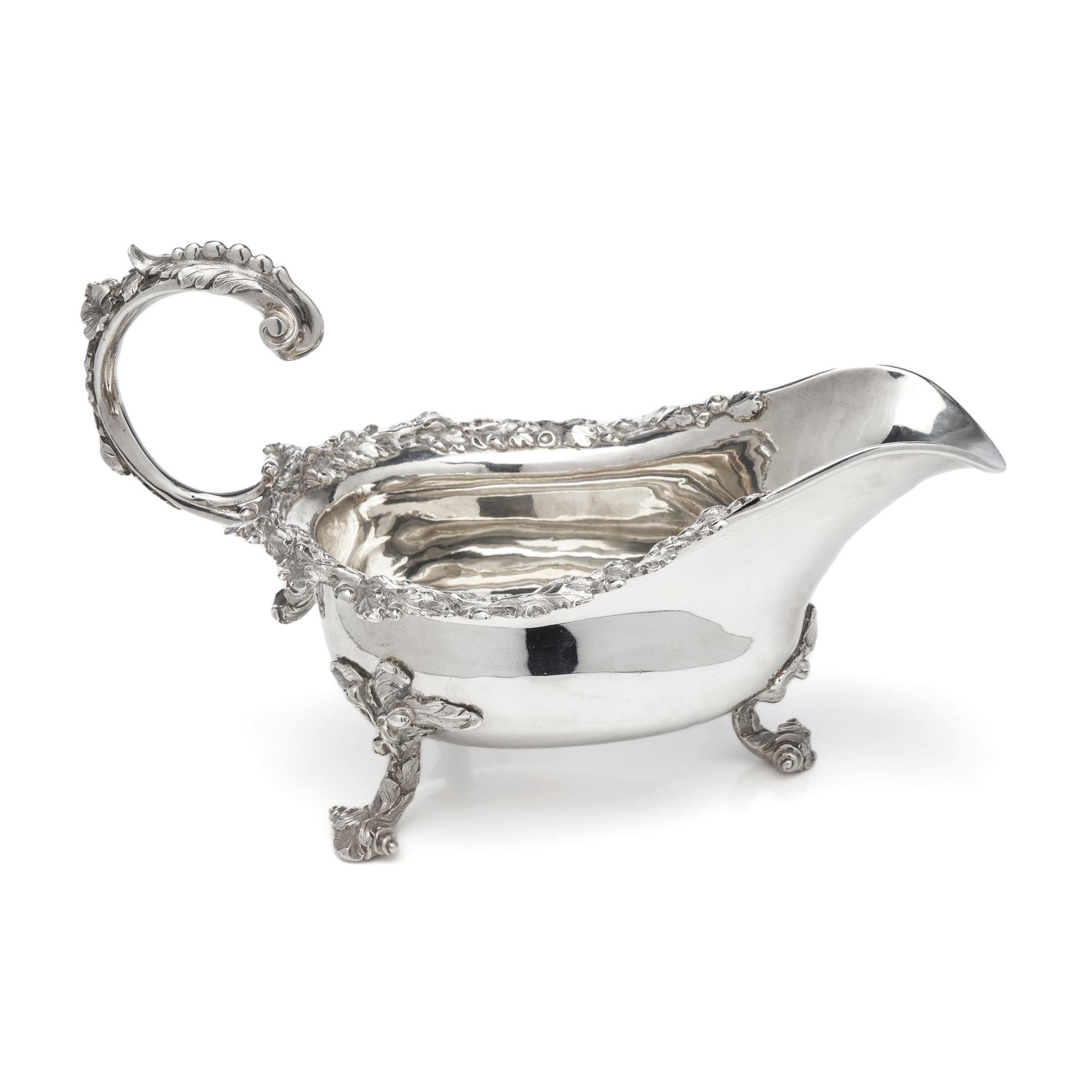 Georgian Sterling Silver Chased Sauce Boat, James Arthur, London, 1827 In Good Condition For Sale In Braintree, GB