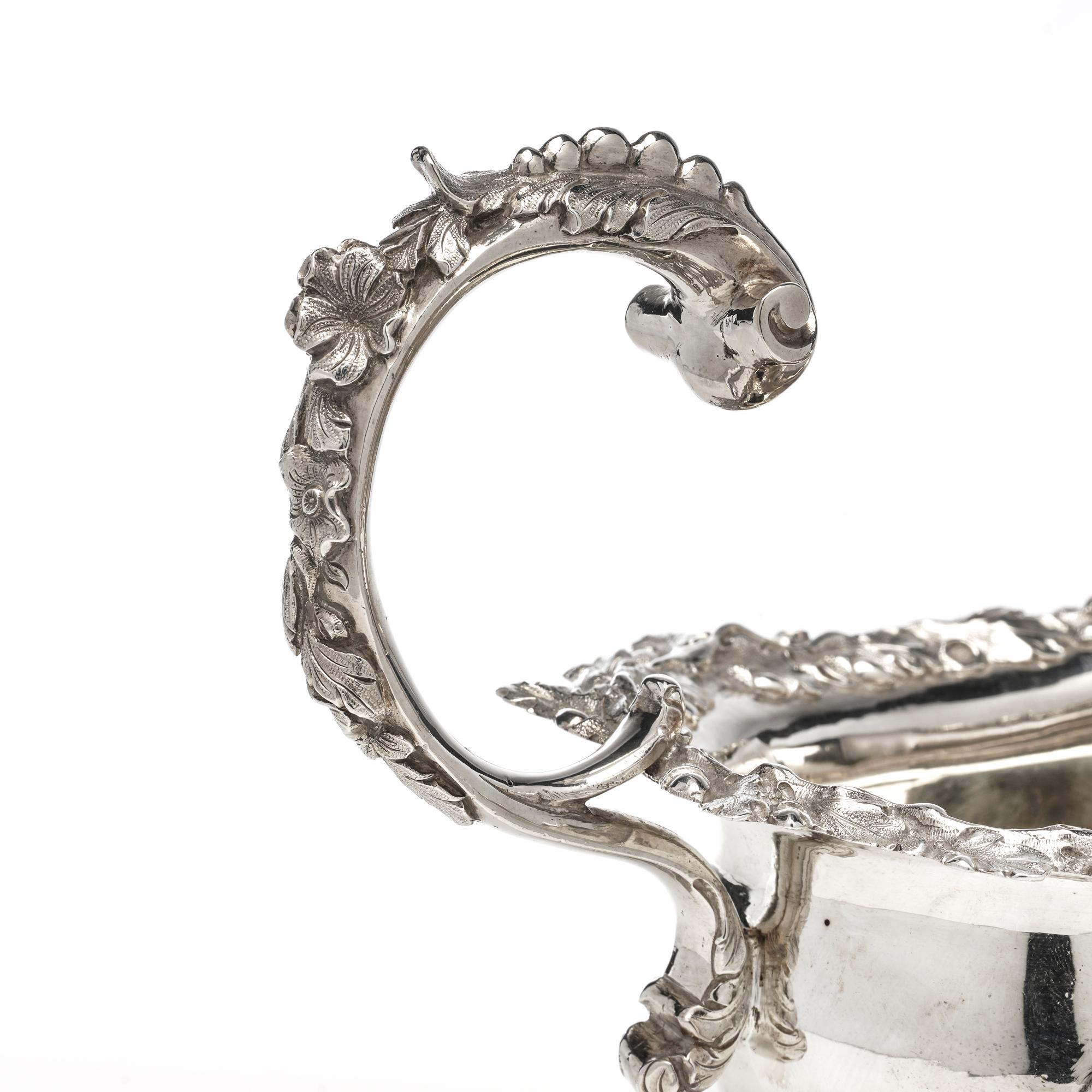 Argent Saucière ciselée en argent sterling de style géorgien , James Arthur, Londres, 1827 en vente