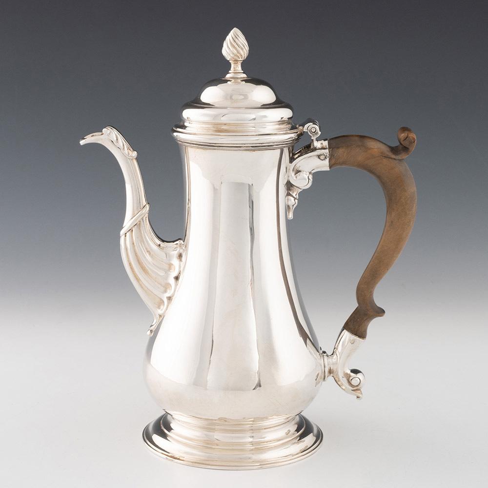 Überschrift : Kaffeekanne aus georgischem Sterlingsilber mit Eichelverschluss
Datum: 1769 in London gestempelt für Whipham und Wright
Zeitraum : Georg III.
Herkunft : London, England
Dekoration: Balusterform mit terrassenförmigem Fuß,