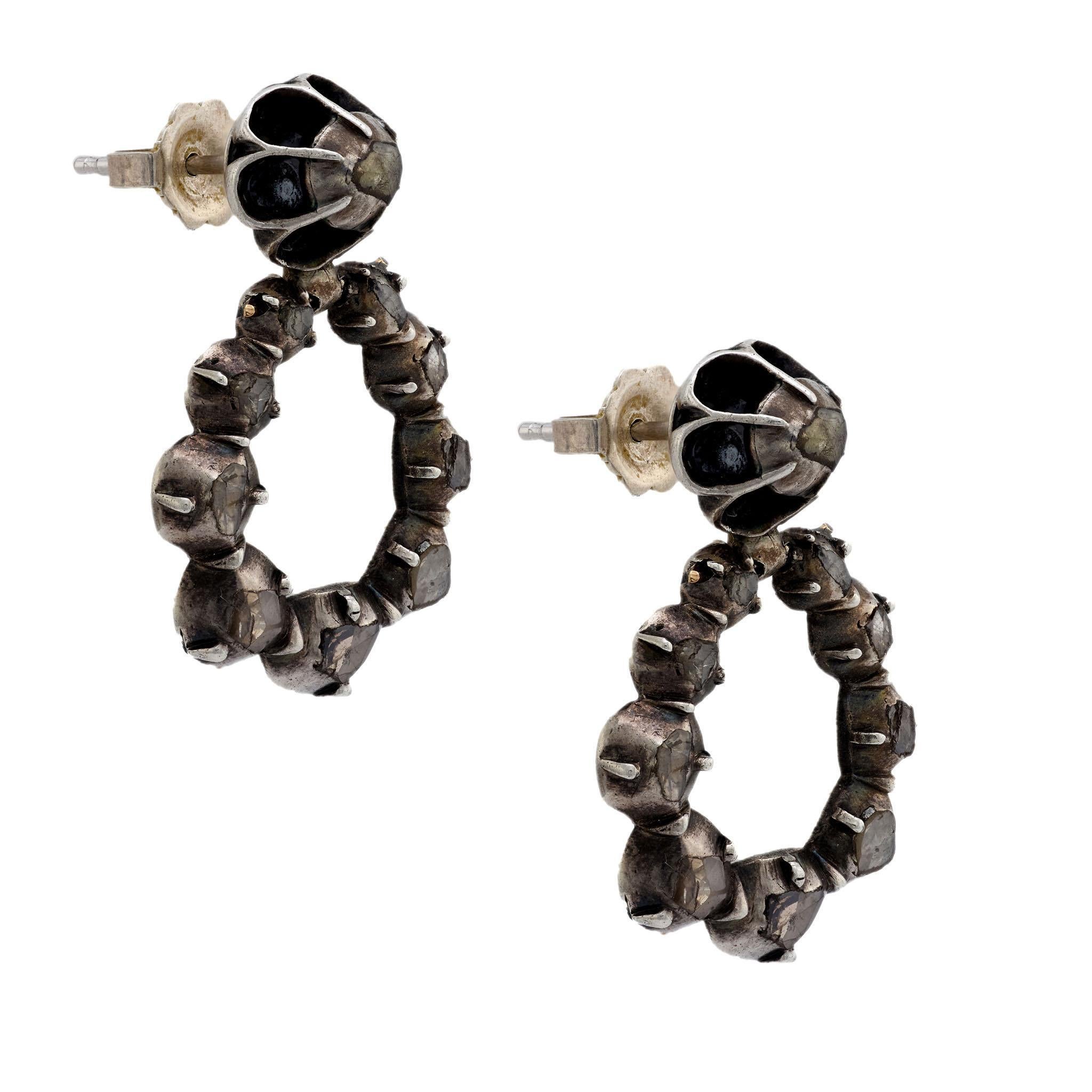 ¡Un magnífico par de pendientes de diamantes de la época georgiana (hacia 1750)! Elaborados en plata de ley, estos pendientes comienzan con una montura de motivos florales, centrada por un diamante talla rosa engastado. El eslabón inferior de los