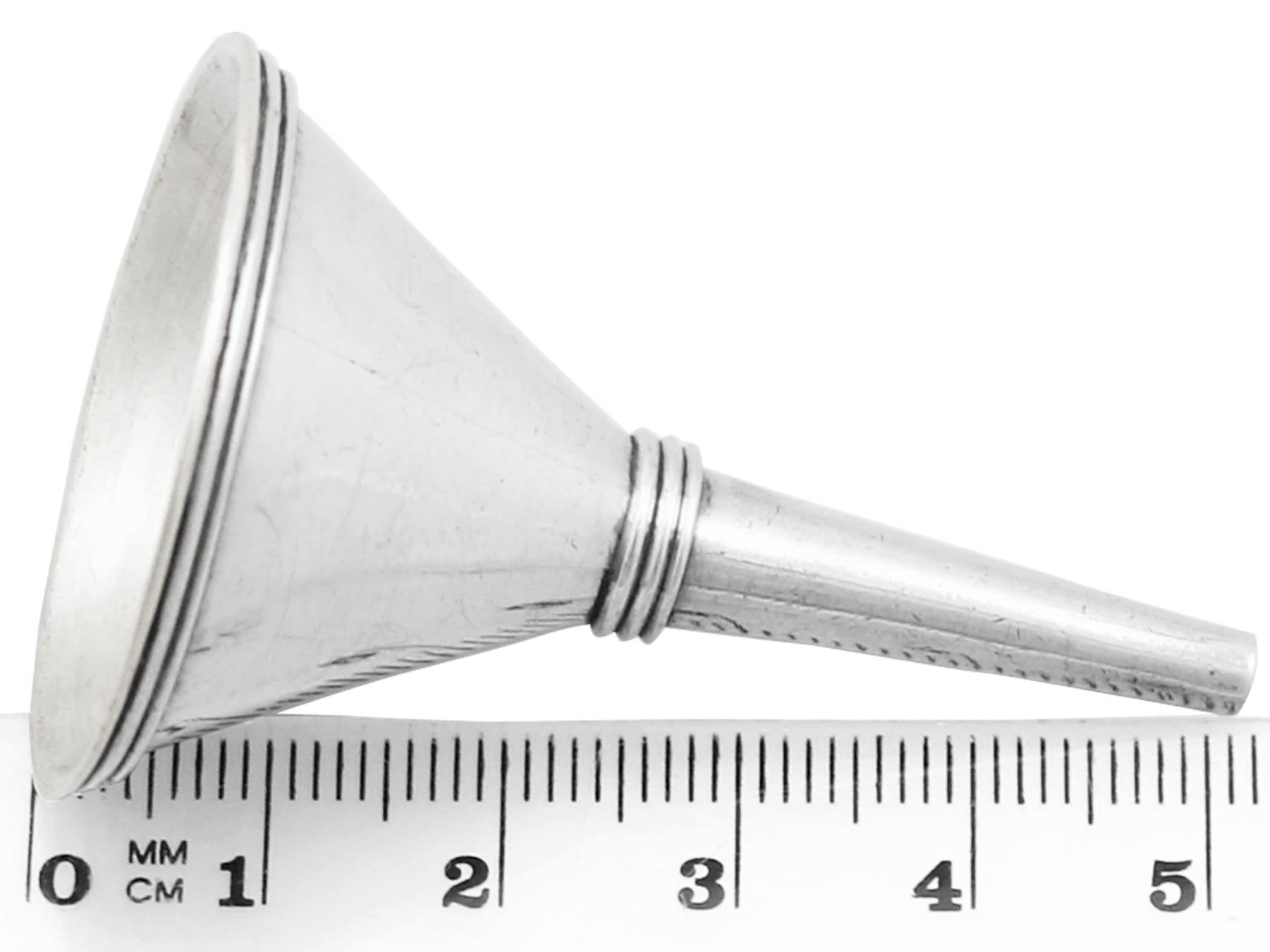 Antiker georgianischer englischer Funnel aus Sterlingsilber (18. Jahrhundert und früher) im Angebot