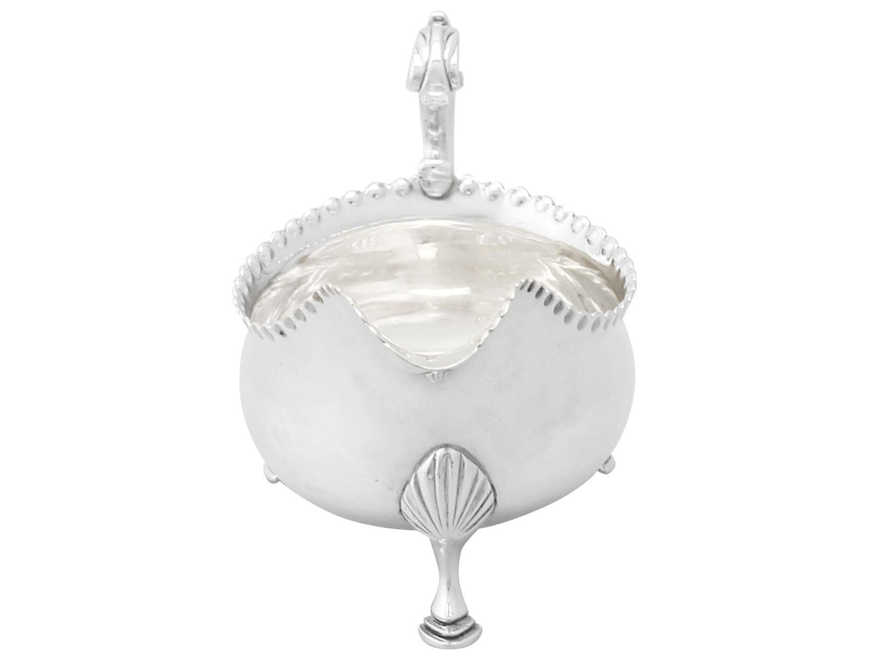George II Boîte à sauce en argent sterling de John Langlands I & John Robertson I en vente