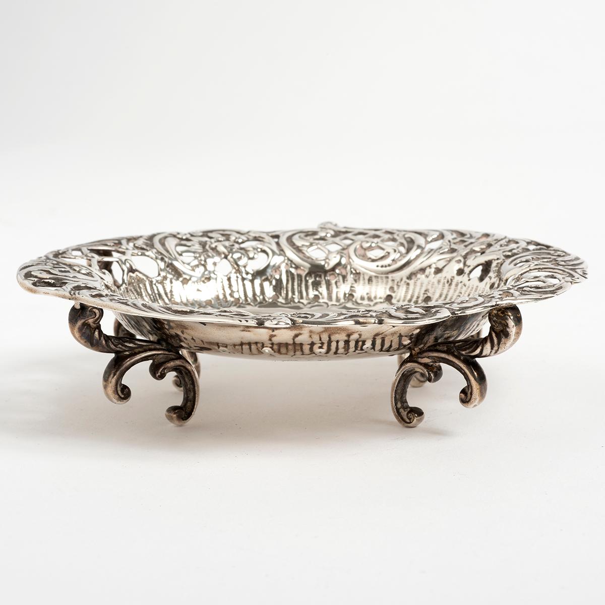 This sterling silver pie crust salver tray is dated 1757 and is in excellent condition. The tray is Hallmarked London and measures 160mm x 160mm.  