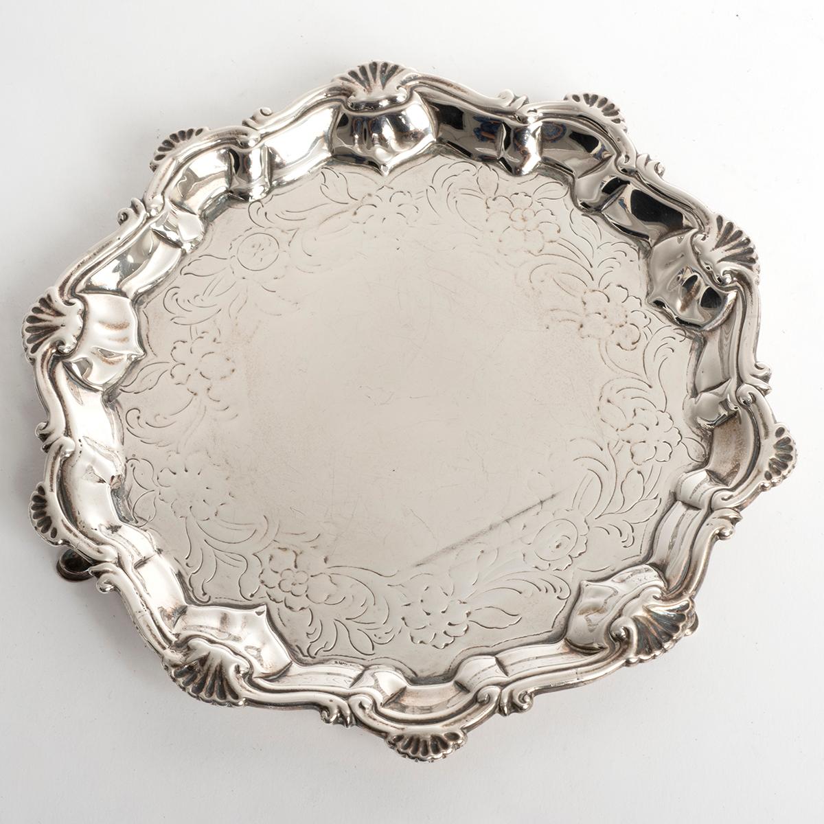 Plateau  crote  tarte en argent sterling de l'poque gorgienne. Poinonn Londres 1757 Bon état - En vente à Canterbury, GB