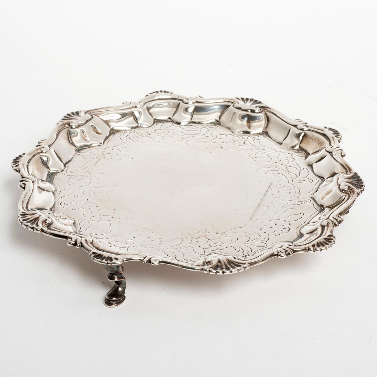 Plateau  crote  tarte en argent sterling de l'poque gorgienne. Poinonn Londres 1757 en vente 1