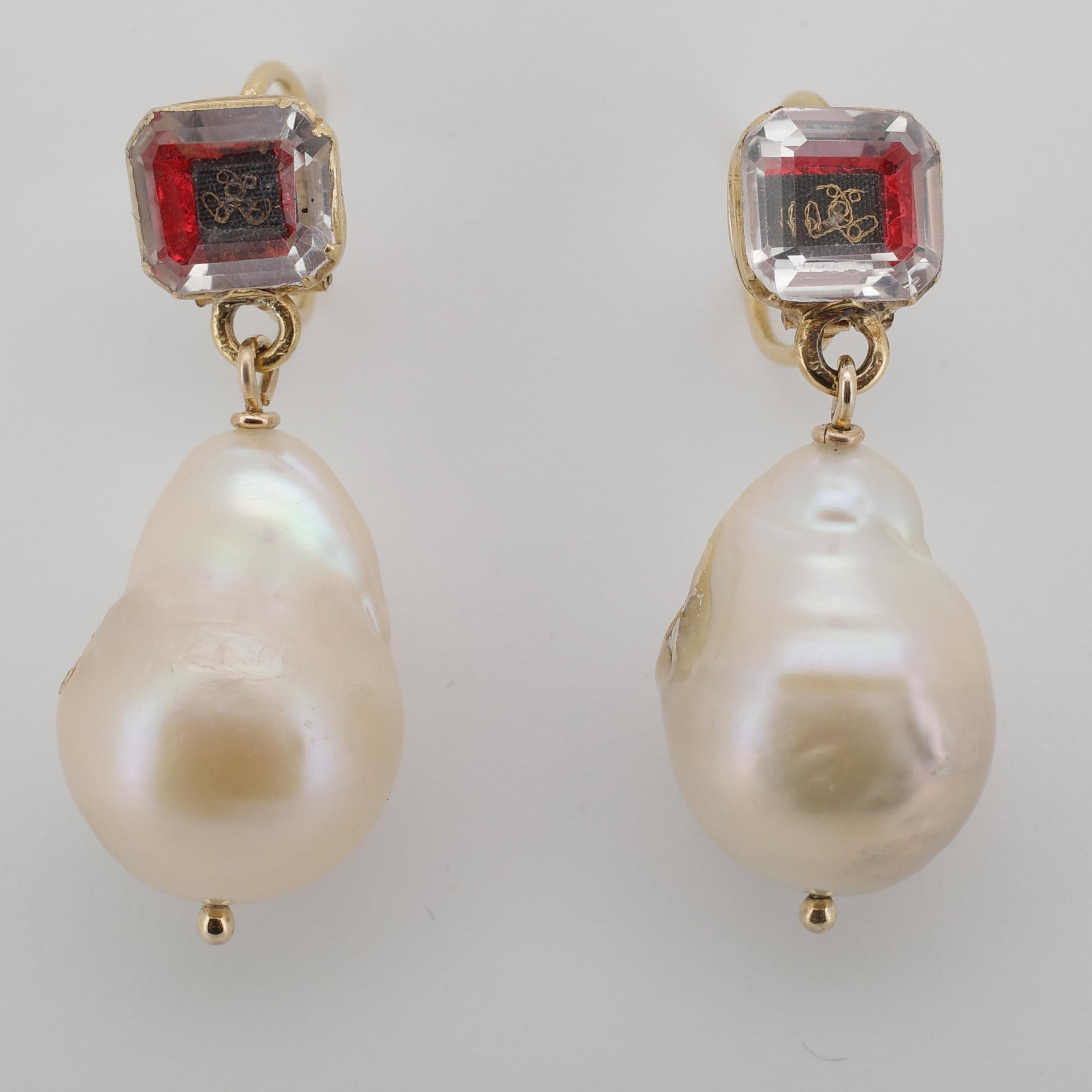 Ammirate: autentici, incontaminati e mozzafiato: un paio di orecchini georgiani in cristallo Stewart con grandi perle barocche d'acqua salata, oro ad alto tenore di carati.

Realizzati tra il 1780 e il 1820, questi straordinari orecchini georgiani