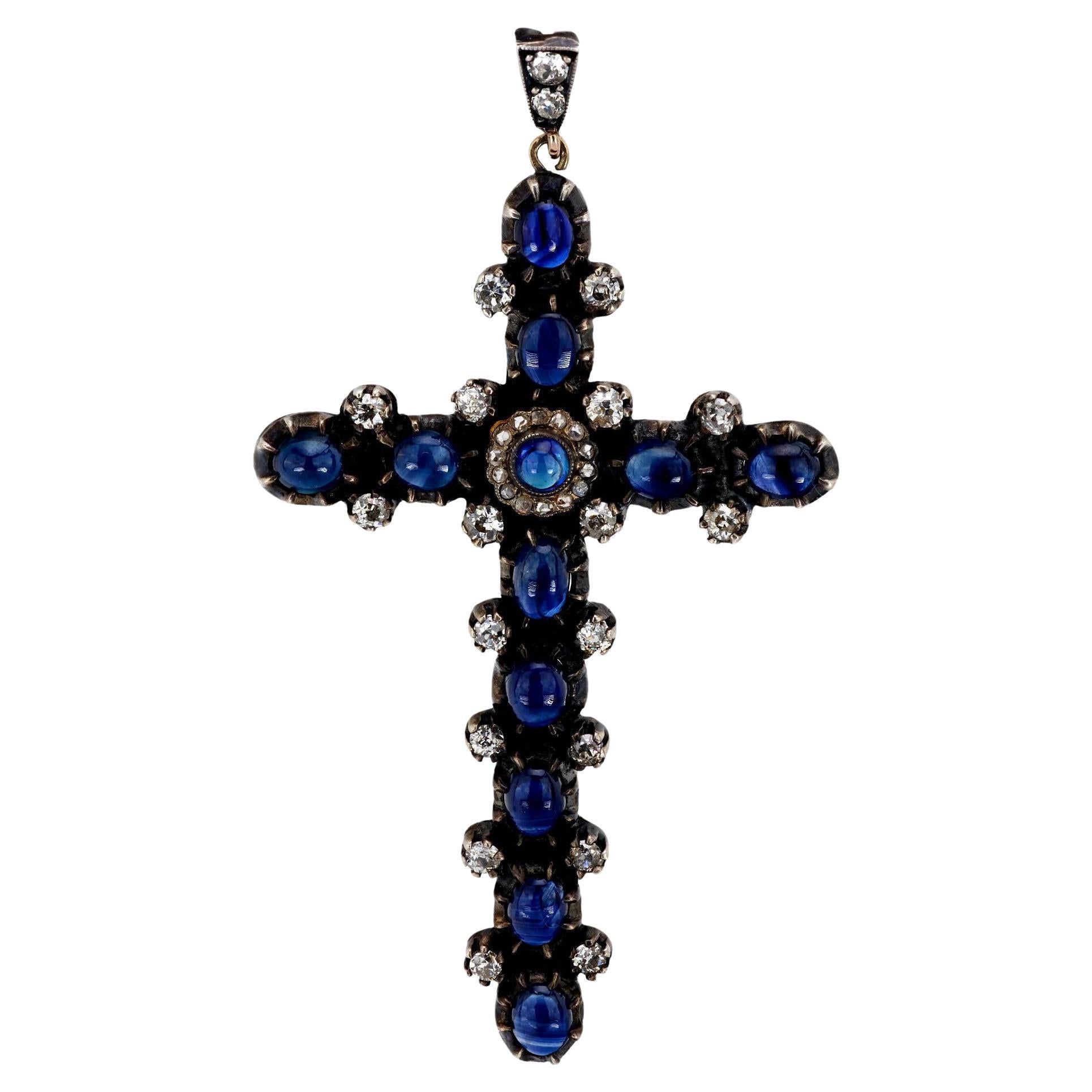 Colgante de cruz de plata de estilo georgiano de 4,30 quilates de zafiro y diamante en oro amarillo de 18 quilates