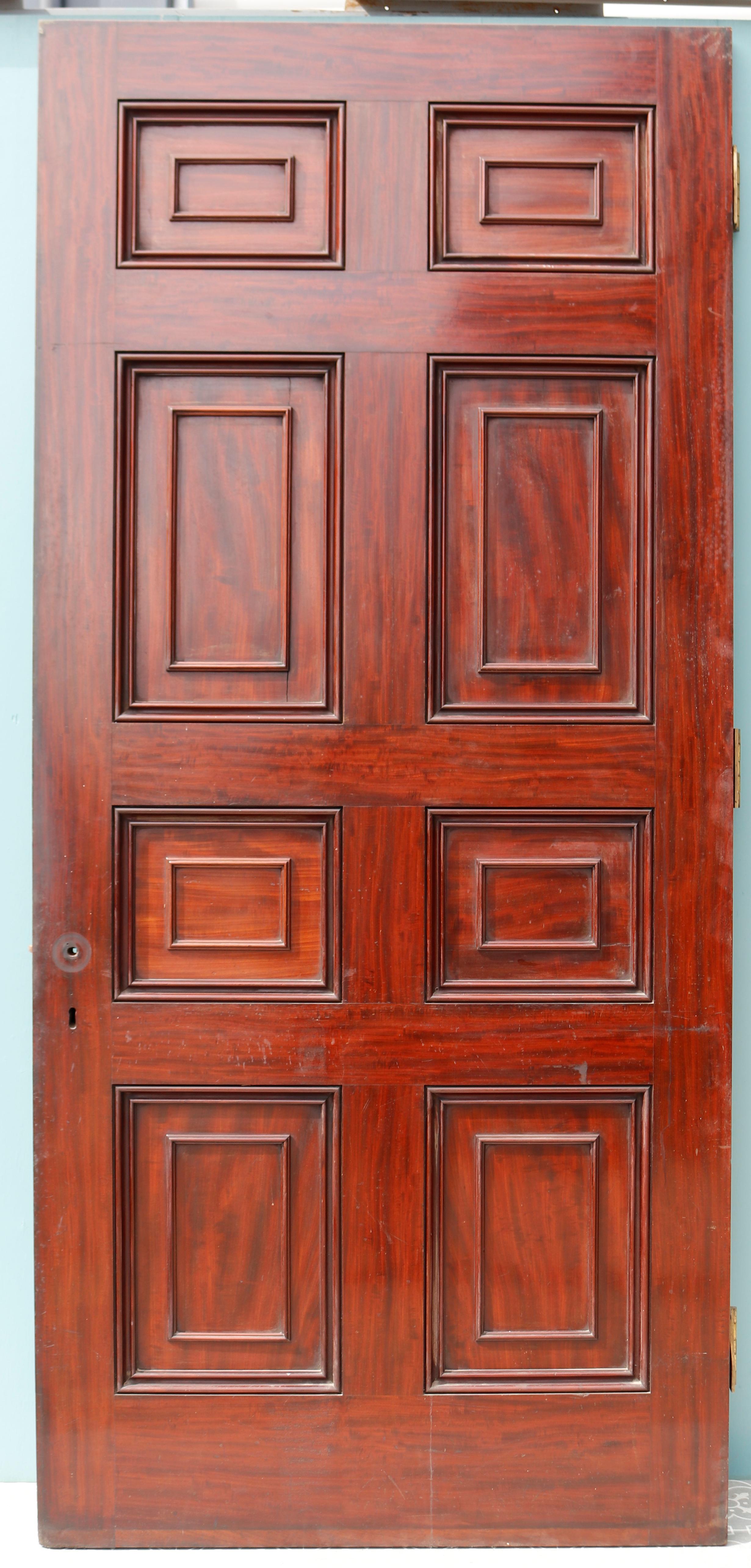 Puerta alta antigua de estilo georgiano, de ocho hojas, chapada en caoba. Hace poco encontramos esto en nuestros almacenes, el último de diez rescatados de una mansión de Shropshire.