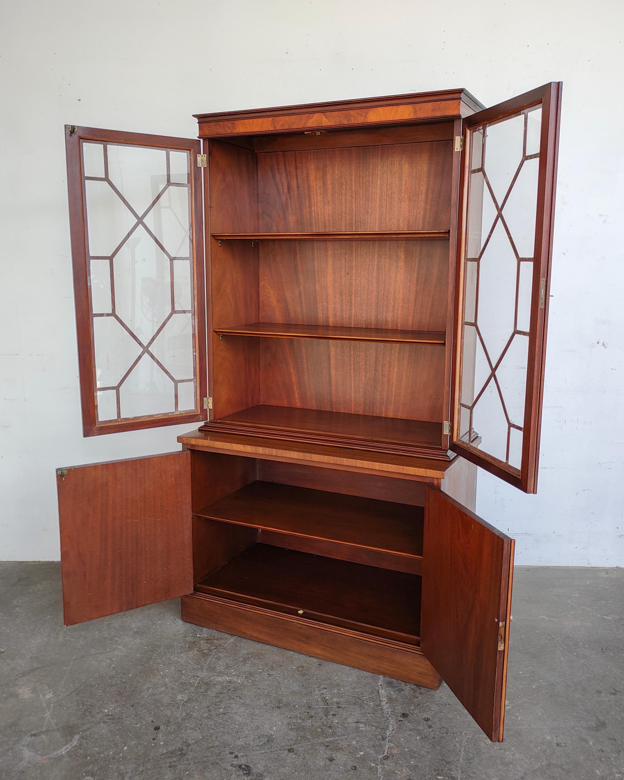 Georgian Style Art Deco Flame Mahogany Glazed Bookcase Cabinet In Good Condition In Hawthorne, CA