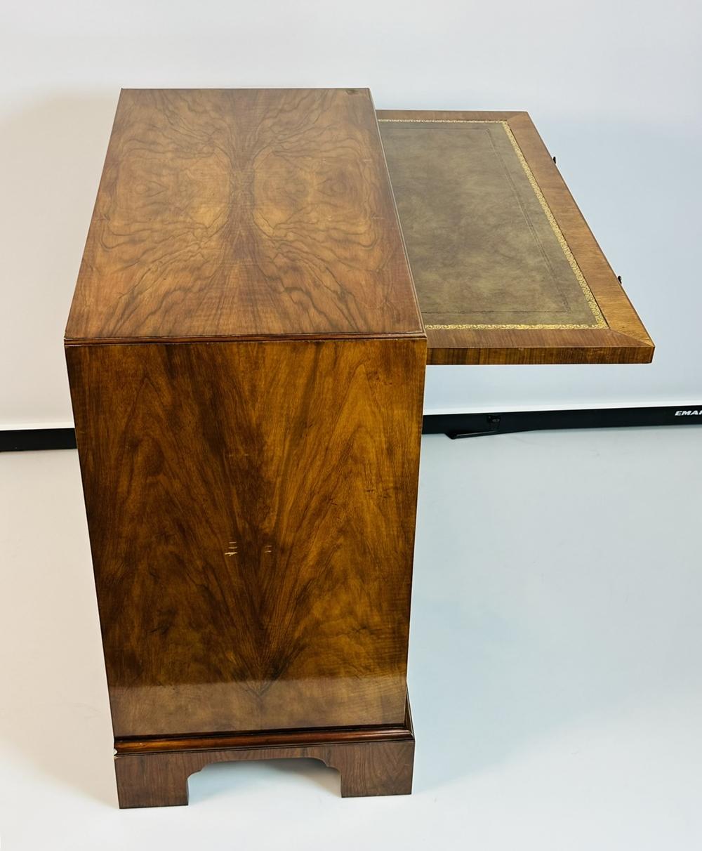 Georgian Style Bachelor's Chest of Drawers by Barker Furniture In Good Condition In Los Angeles, CA