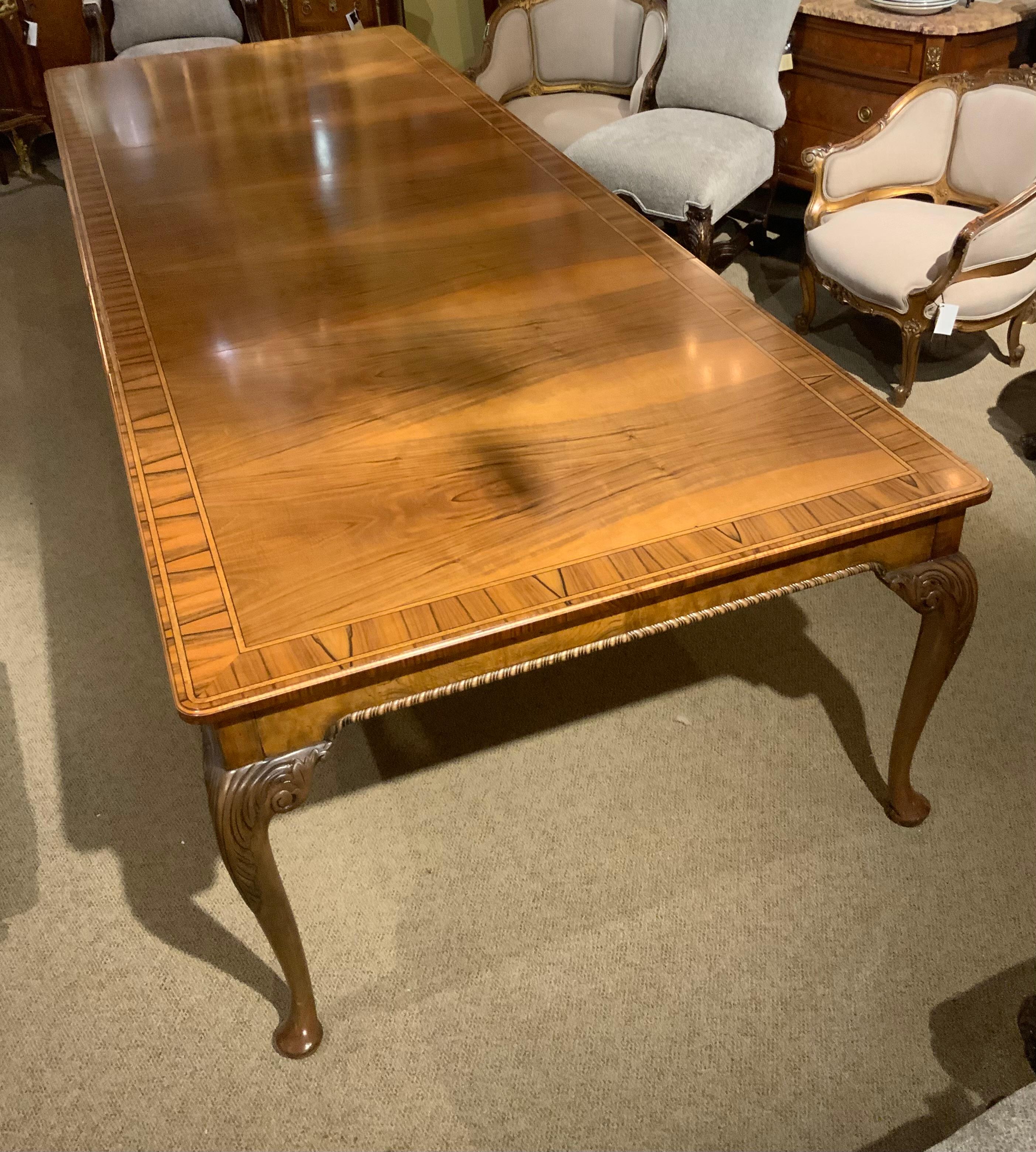 Table de salle à manger en noyer strié de style géorgien en vente 3