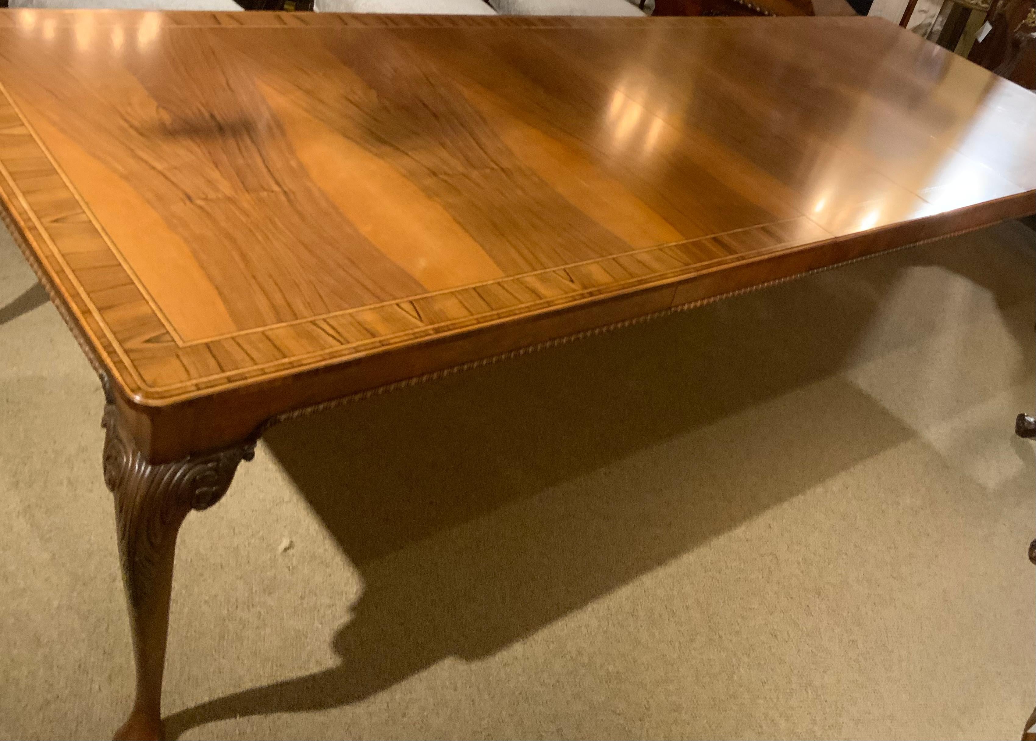 Georgien Table de salle à manger en noyer strié de style géorgien en vente