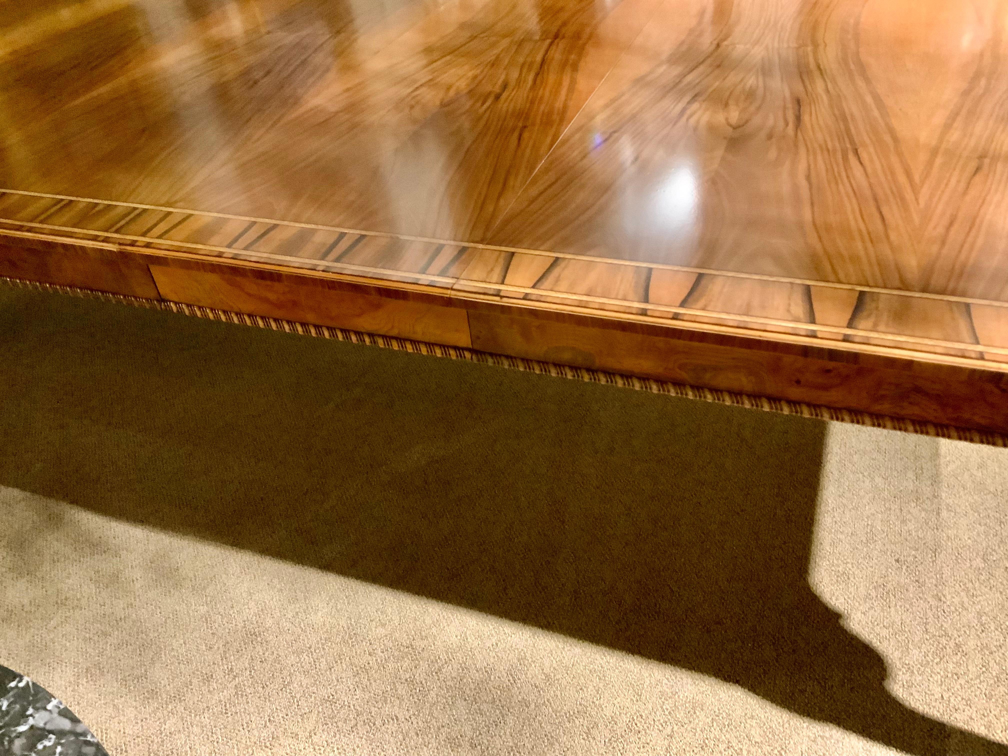 Georgian-Style Banded Walnut Dining Table In Excellent Condition For Sale In Houston, TX