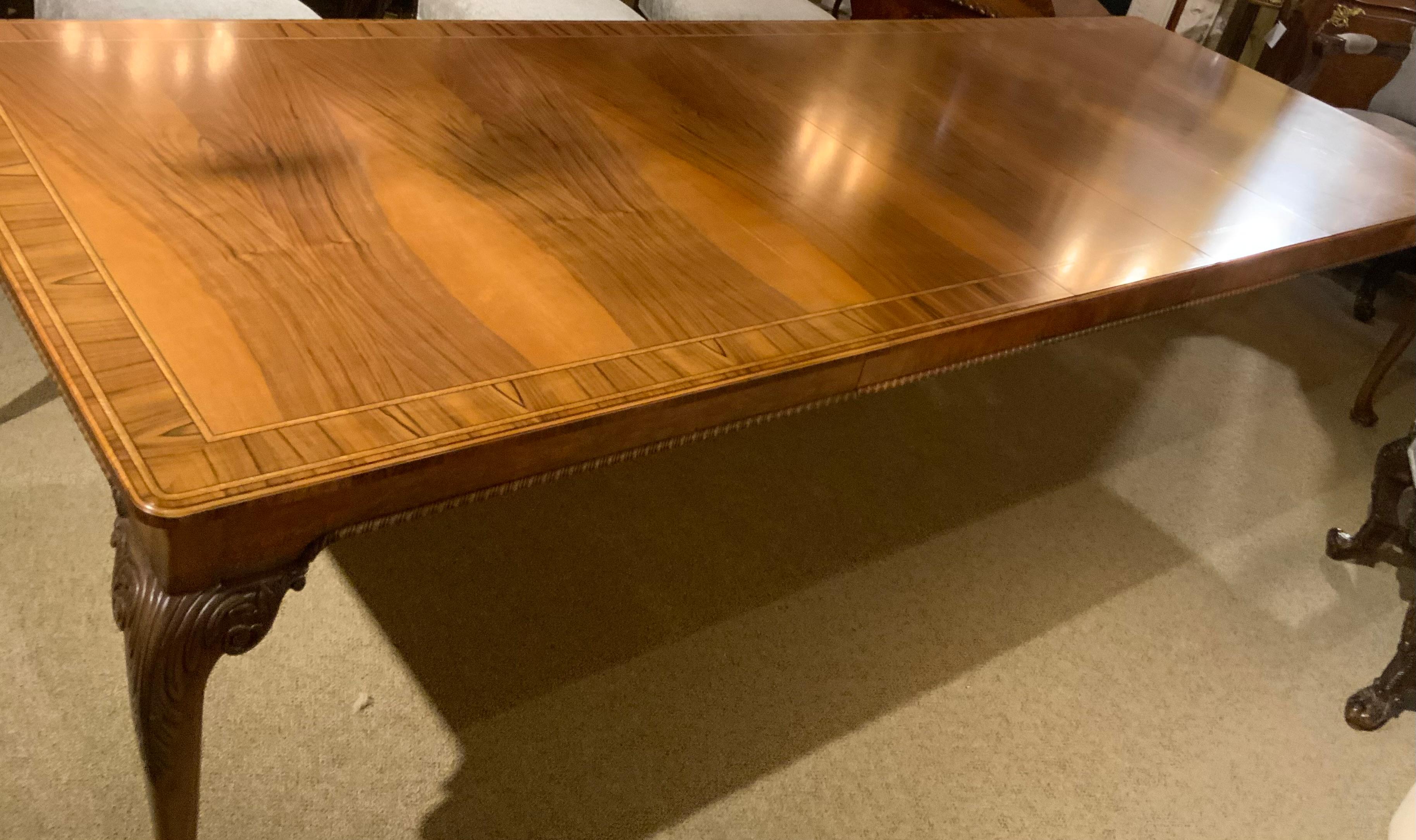 Américain Table de salle à manger en noyer strié de style géorgien en vente