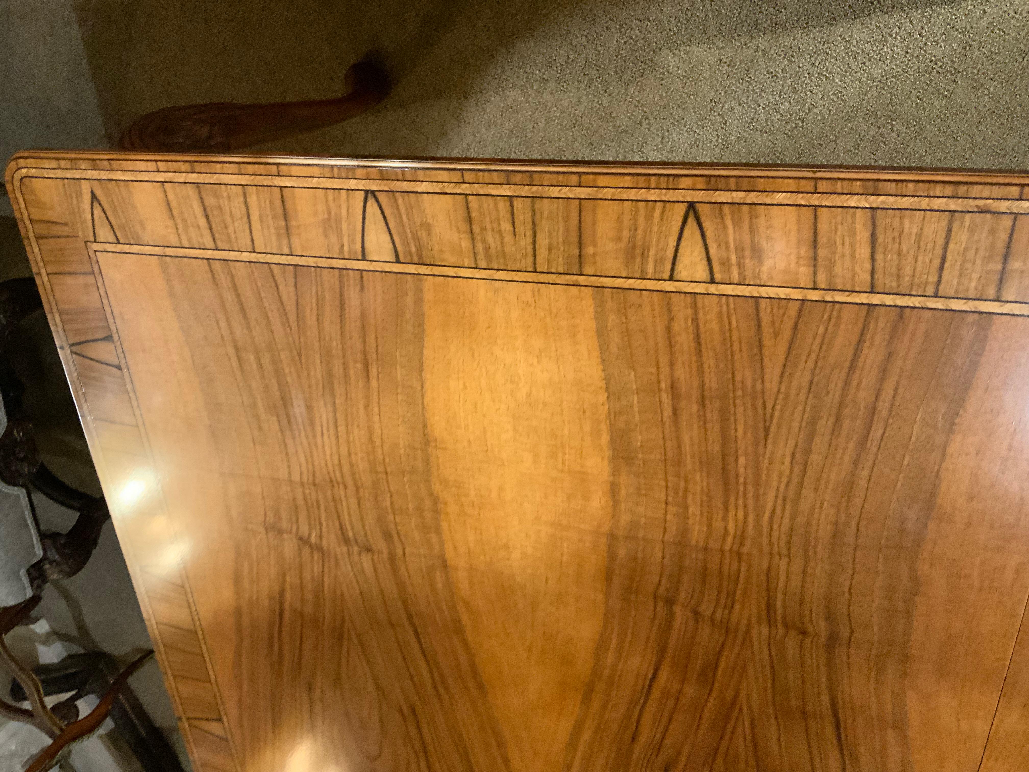 Table de salle à manger en noyer strié de style géorgien Excellent état - En vente à Houston, TX