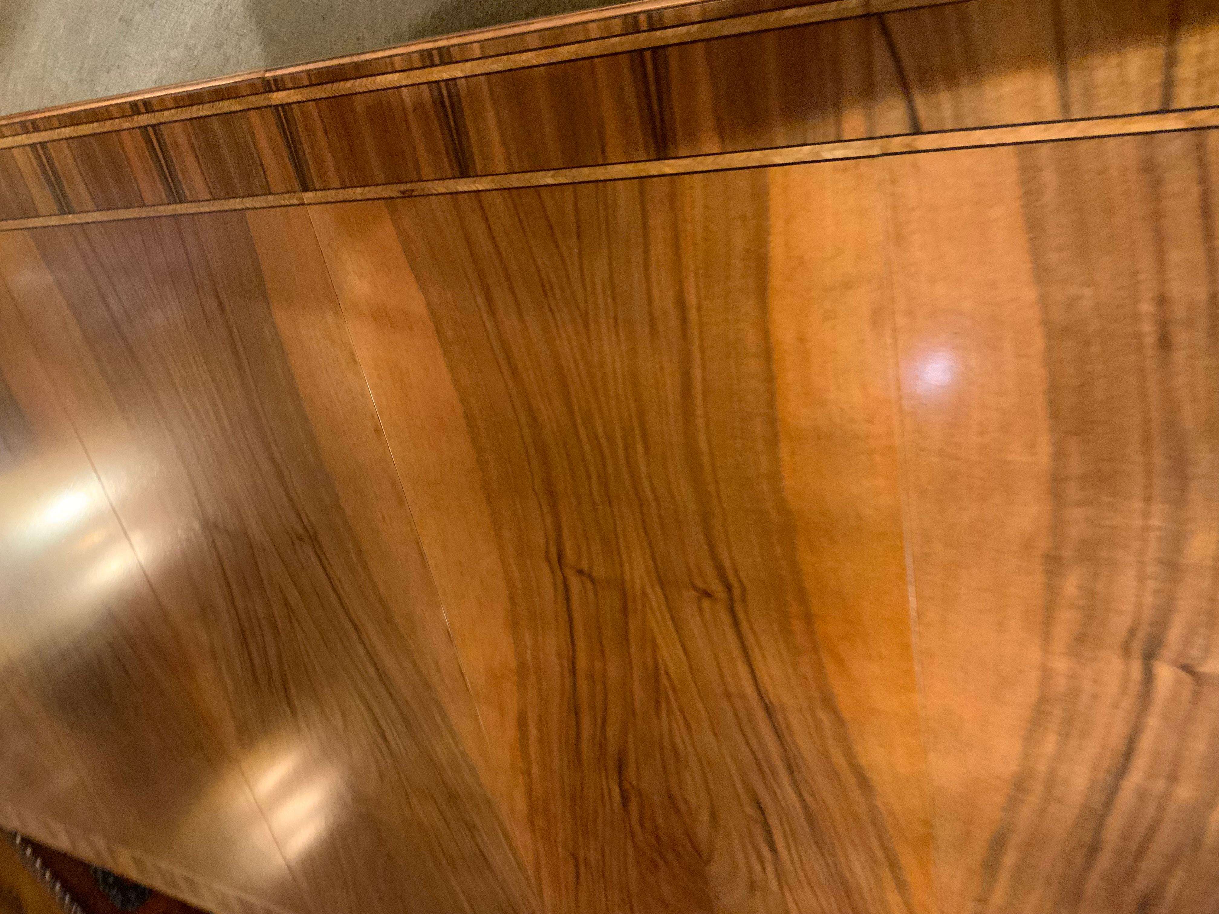 20ième siècle Table de salle à manger en noyer strié de style géorgien en vente