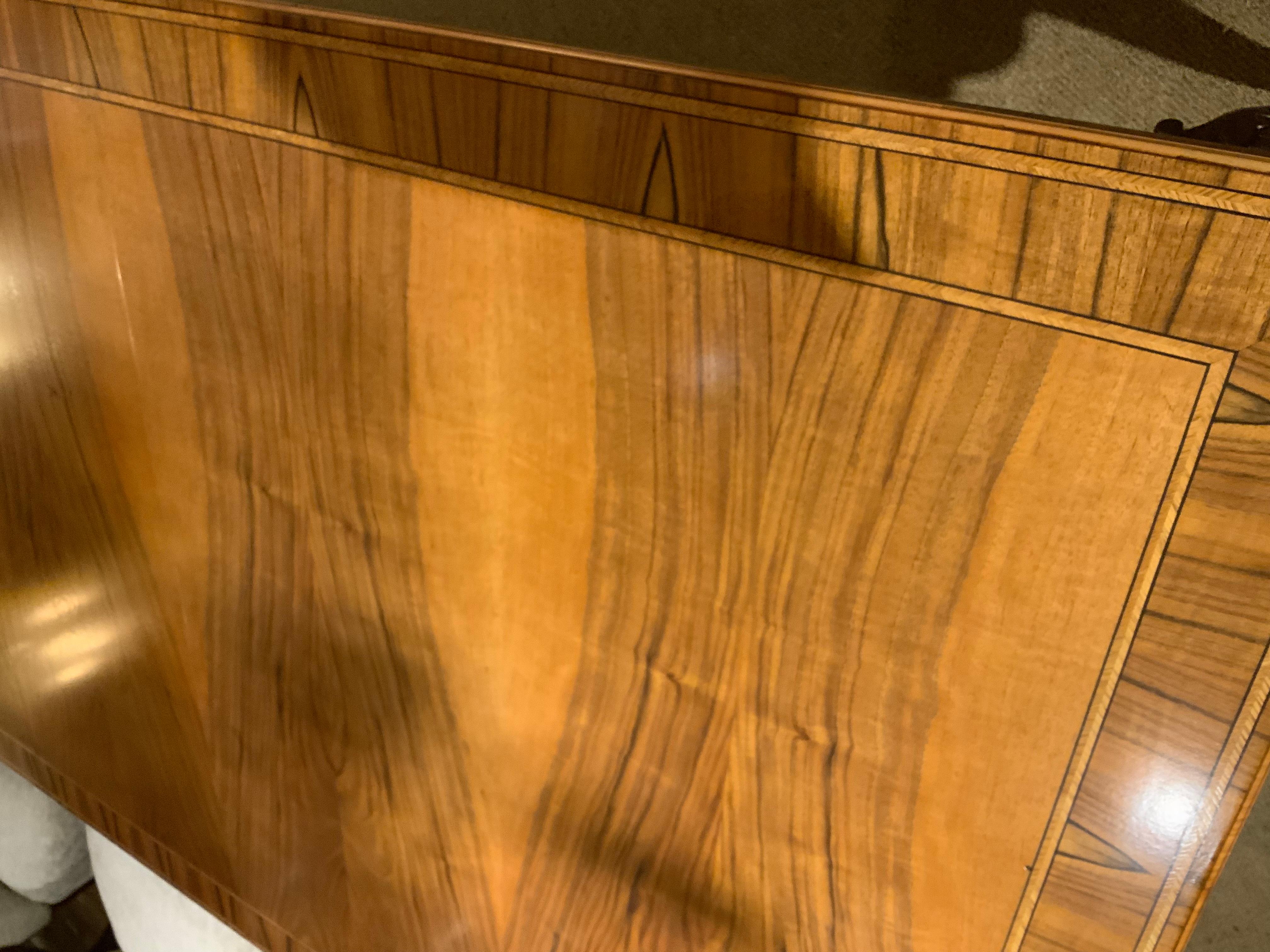 Noyer Table de salle à manger en noyer strié de style géorgien en vente
