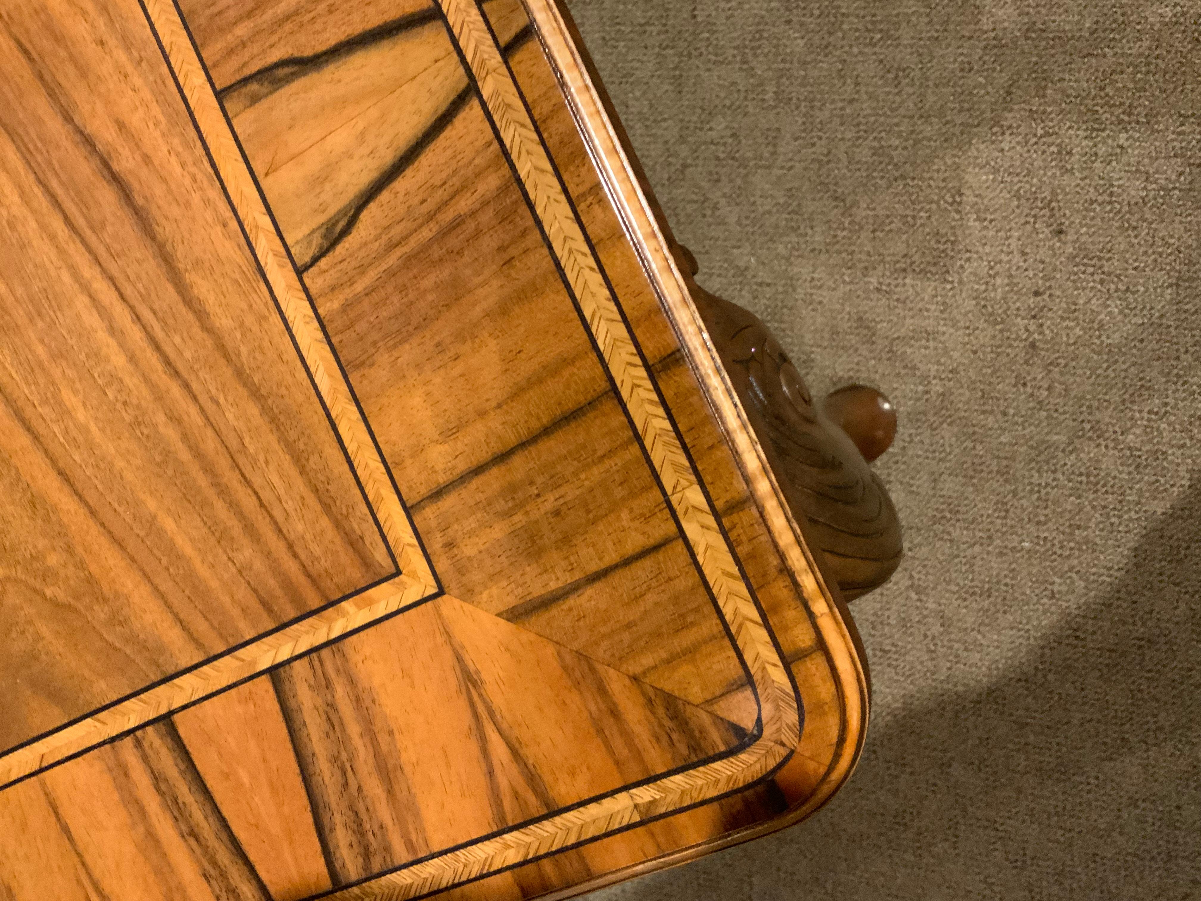 Table de salle à manger en noyer strié de style géorgien en vente 1