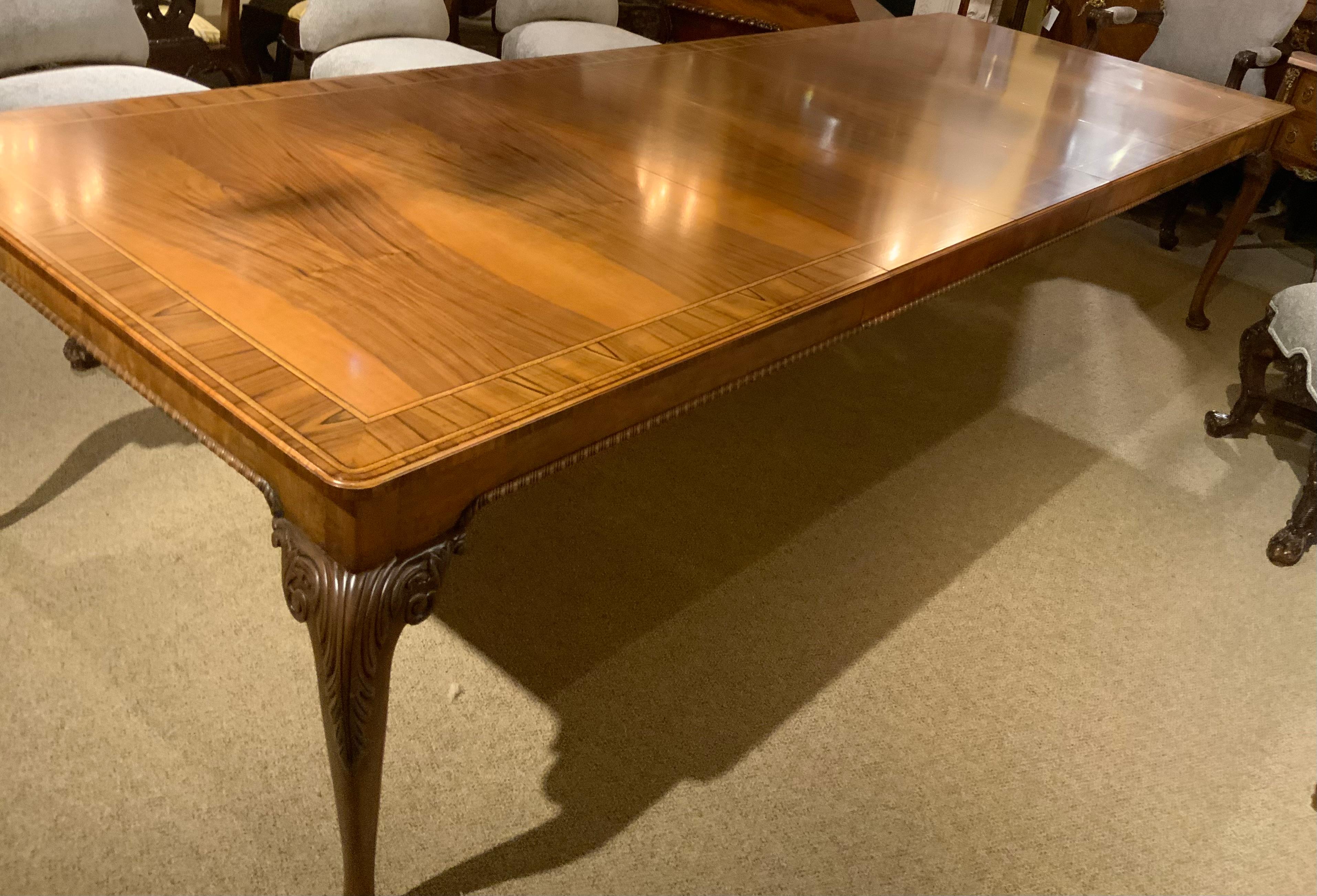 Table de salle à manger en noyer strié de style géorgien en vente 2
