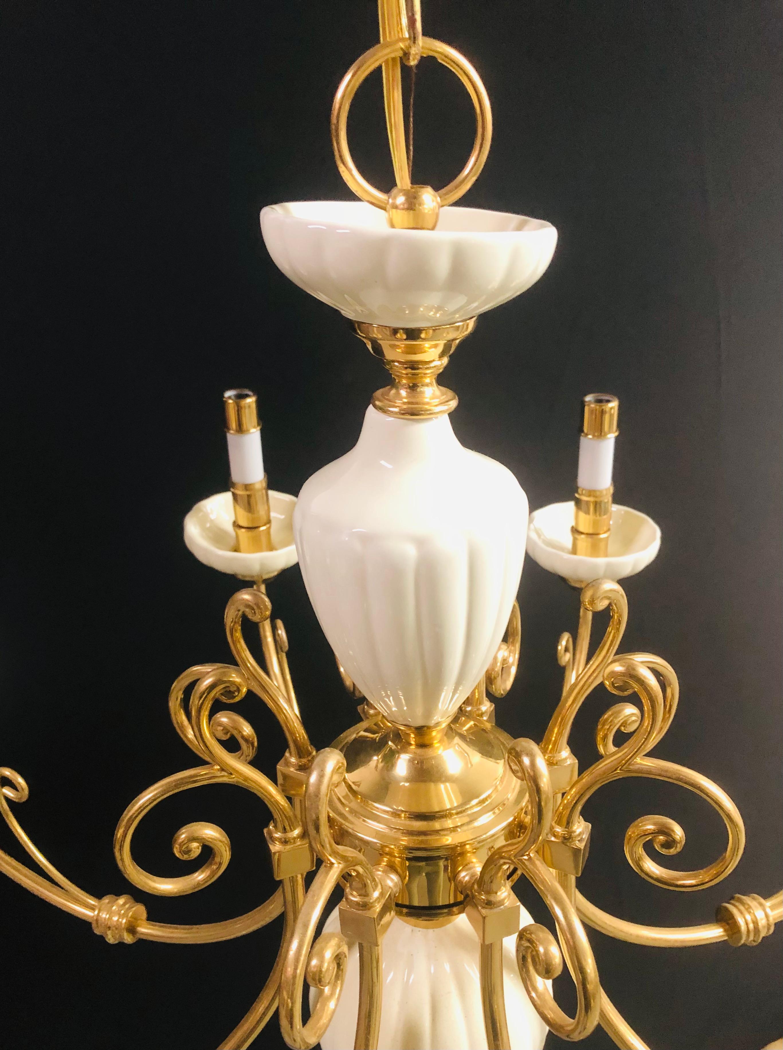 European Georgian Style Brass and White Ceramic Eight-Arms Chandelier For Sale
