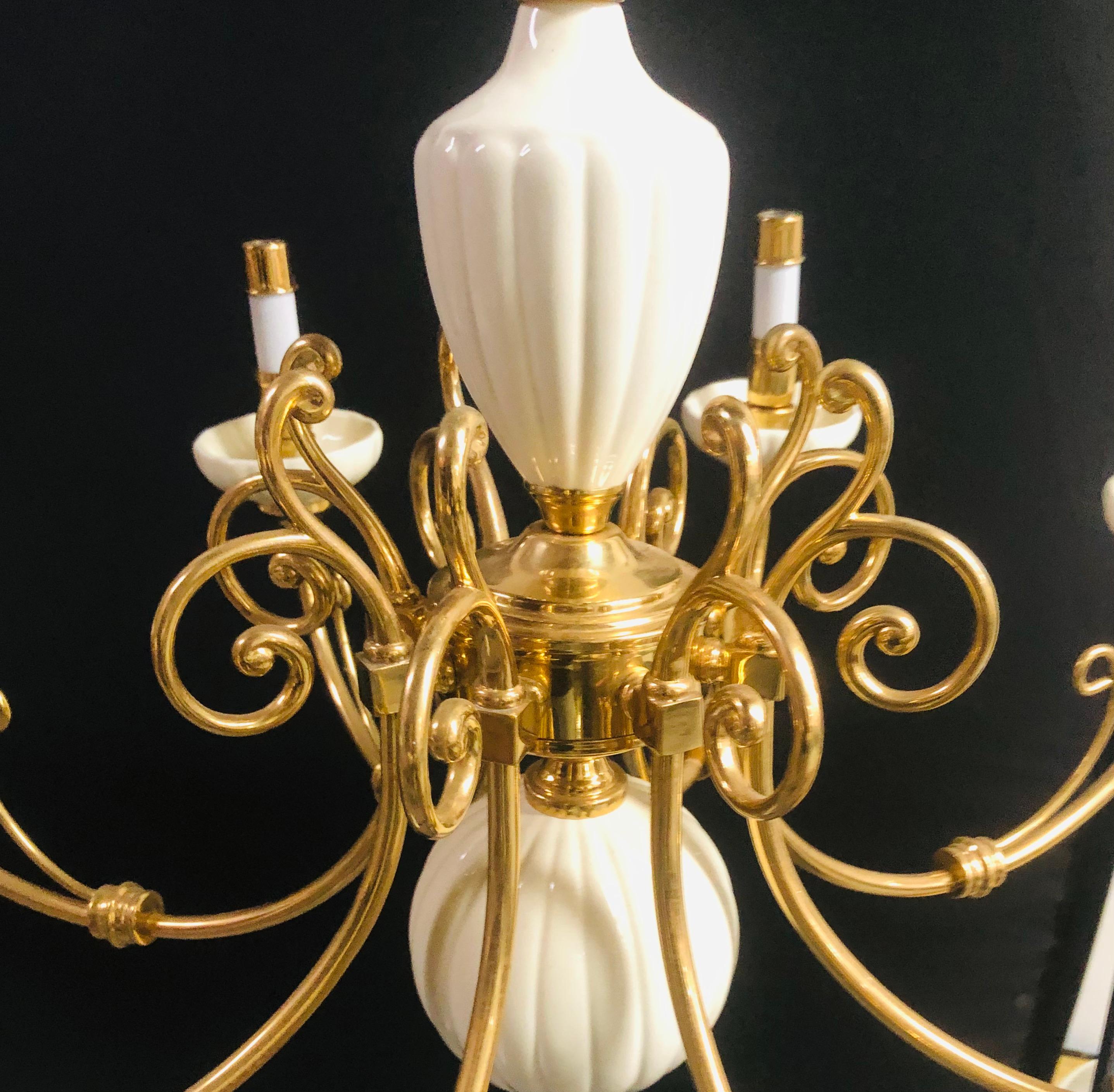 Georgian Style Brass and White Ceramic Eight-Arms Chandelier In Good Condition For Sale In Plainview, NY