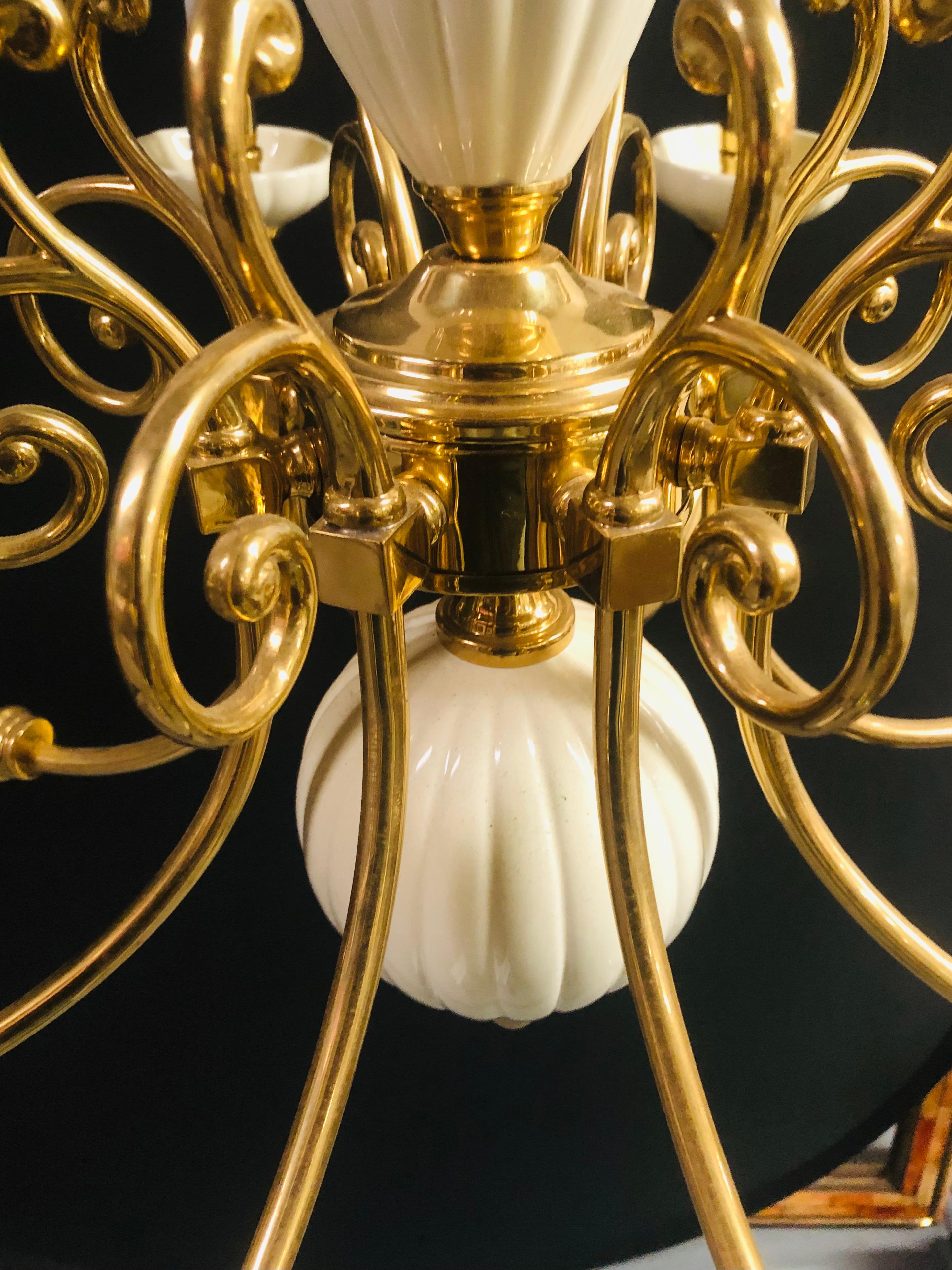 20th Century Georgian Style Brass and White Ceramic Eight-Arms Chandelier For Sale