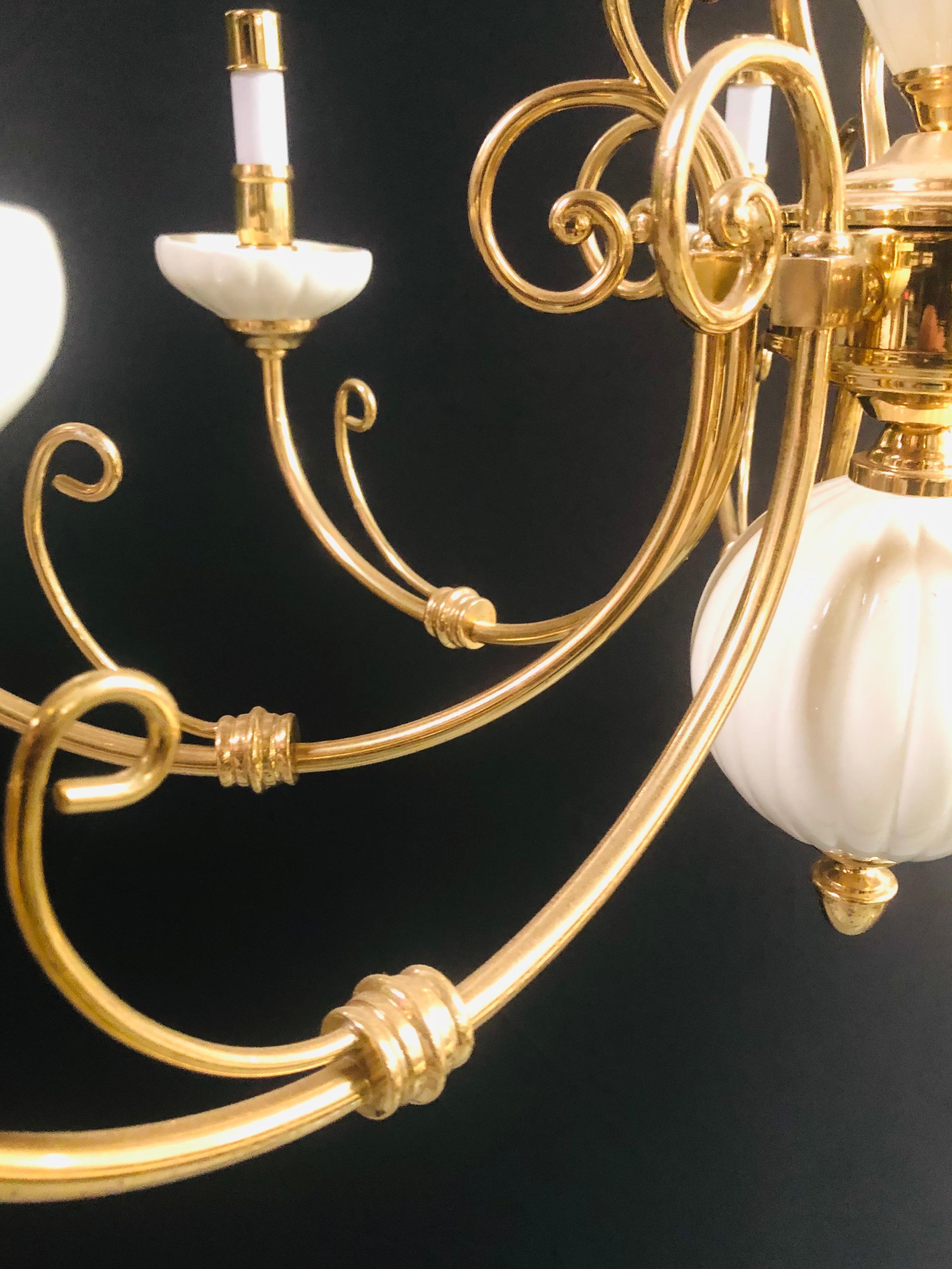 Georgian Style Brass and White Ceramic Eight-Arms Chandelier For Sale 1