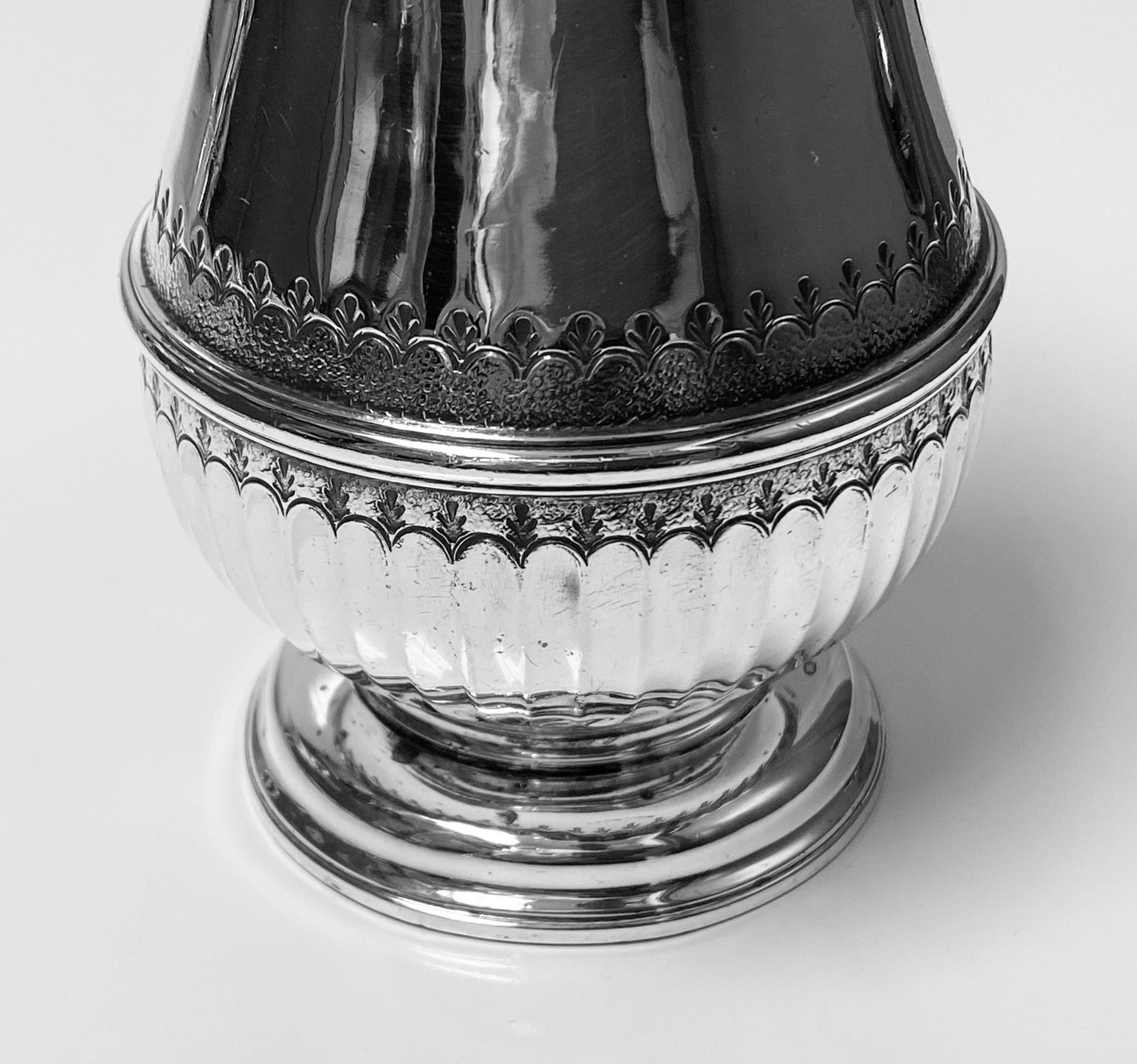 Georgian Style Britannia Standard Silver Caster Muffineer London 1909 C.S.Harris In Good Condition In Toronto, Ontario