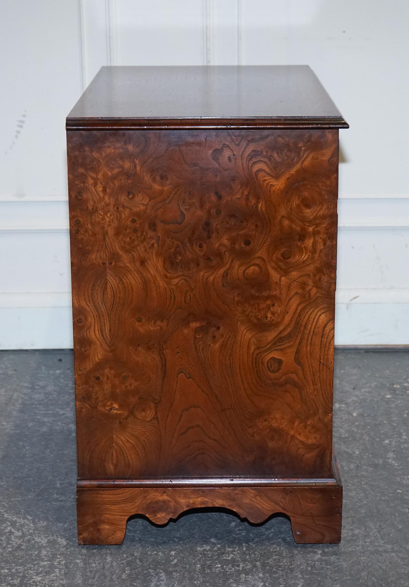 cajonera de estilo georgiano en madera de olmo con patas de soporte en venta 5
