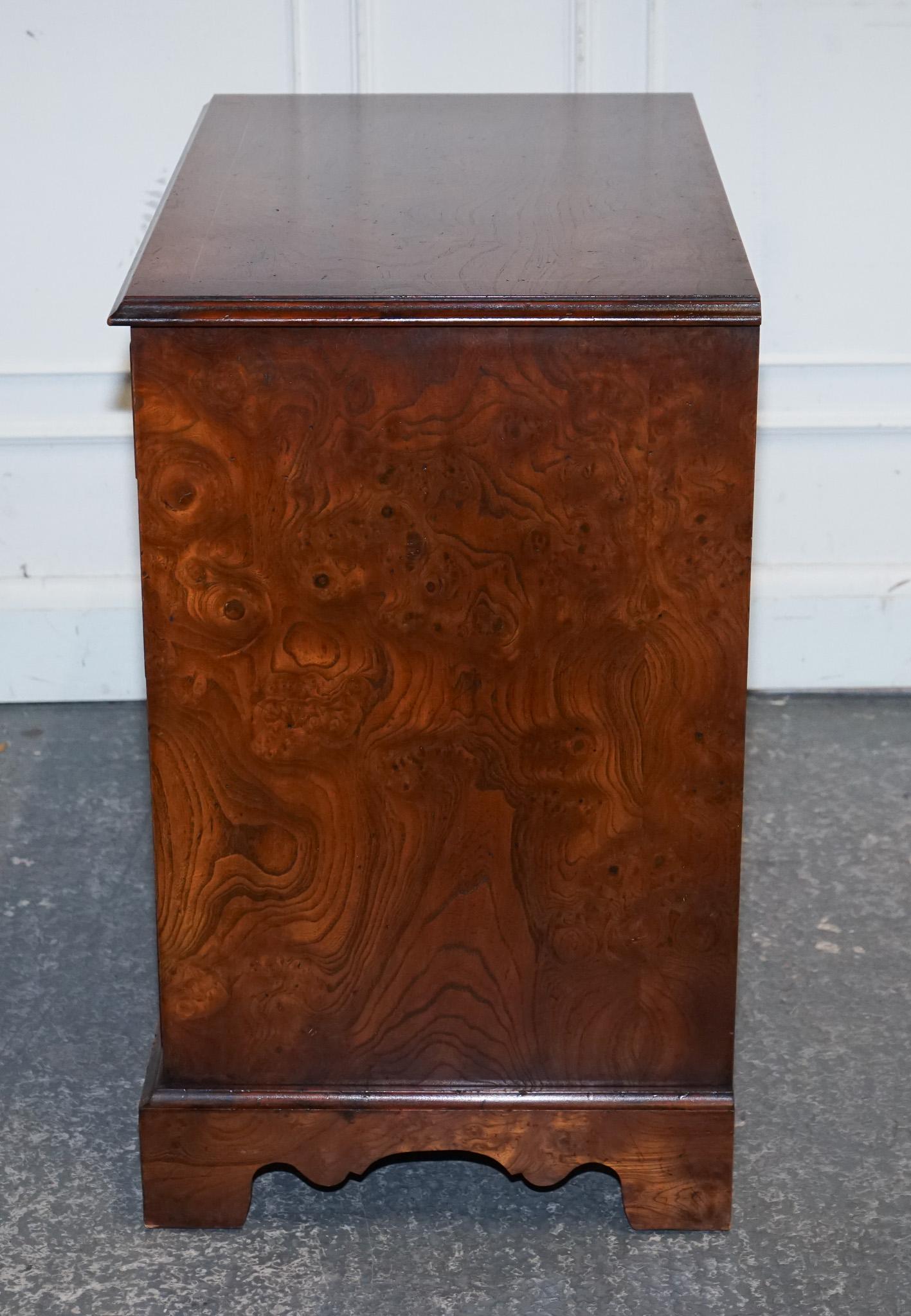 cajonera de estilo georgiano en madera de olmo con patas de soporte en venta 6