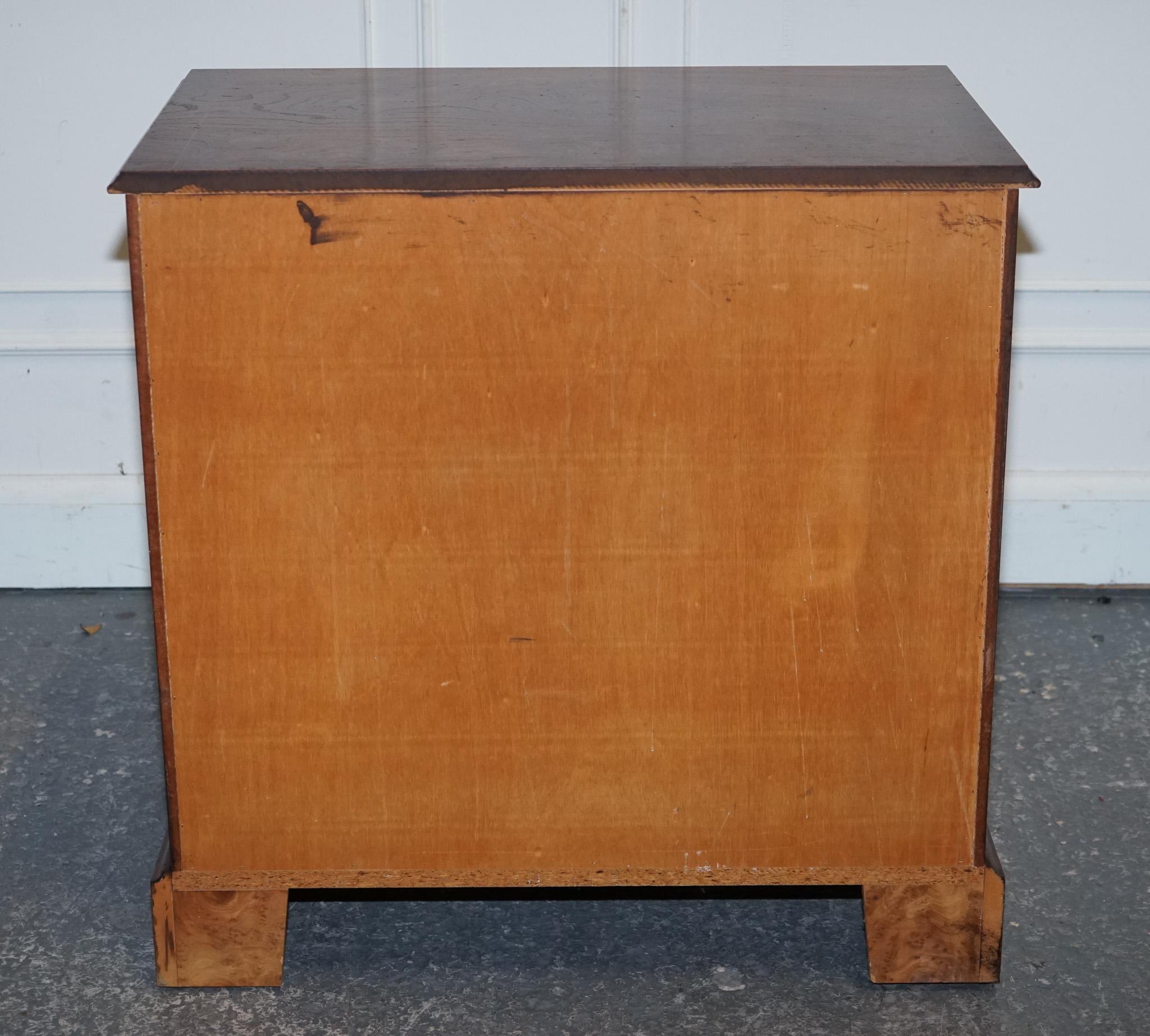 cajonera de estilo georgiano en madera de olmo con patas de soporte en venta 8