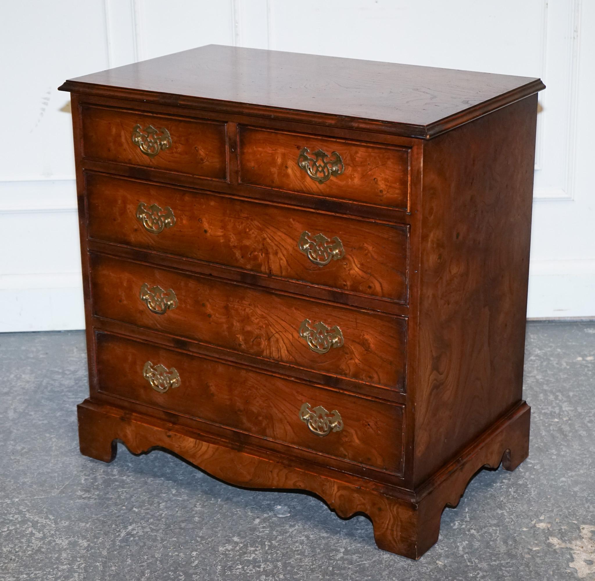 
Antigüedades de Londres



Eleva tu interior con esta cómoda de olmo burl vintage de los años 50, diseñada según la elegante tradición de los muebles de estilo georgiano. Esta pieza atemporal está fabricada en olmo de alta calidad, con un veteado
