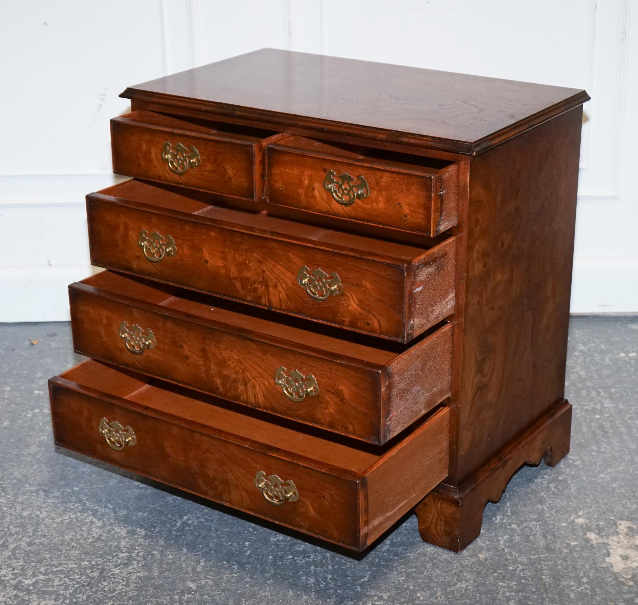 cajonera de estilo georgiano en madera de olmo con patas de soporte Hecho a mano en venta
