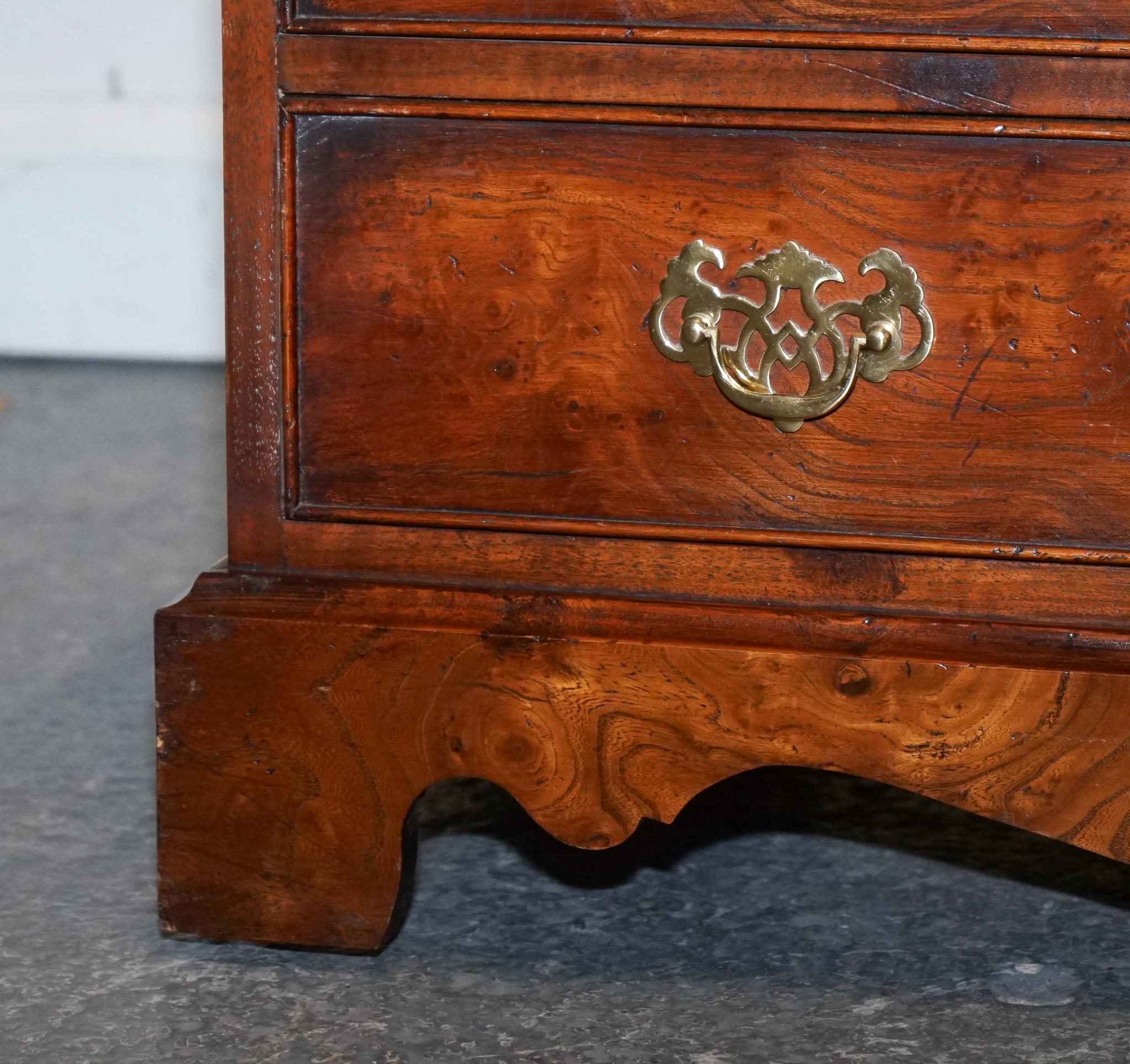 cajonera de estilo georgiano en madera de olmo con patas de soporte siglo XX en venta