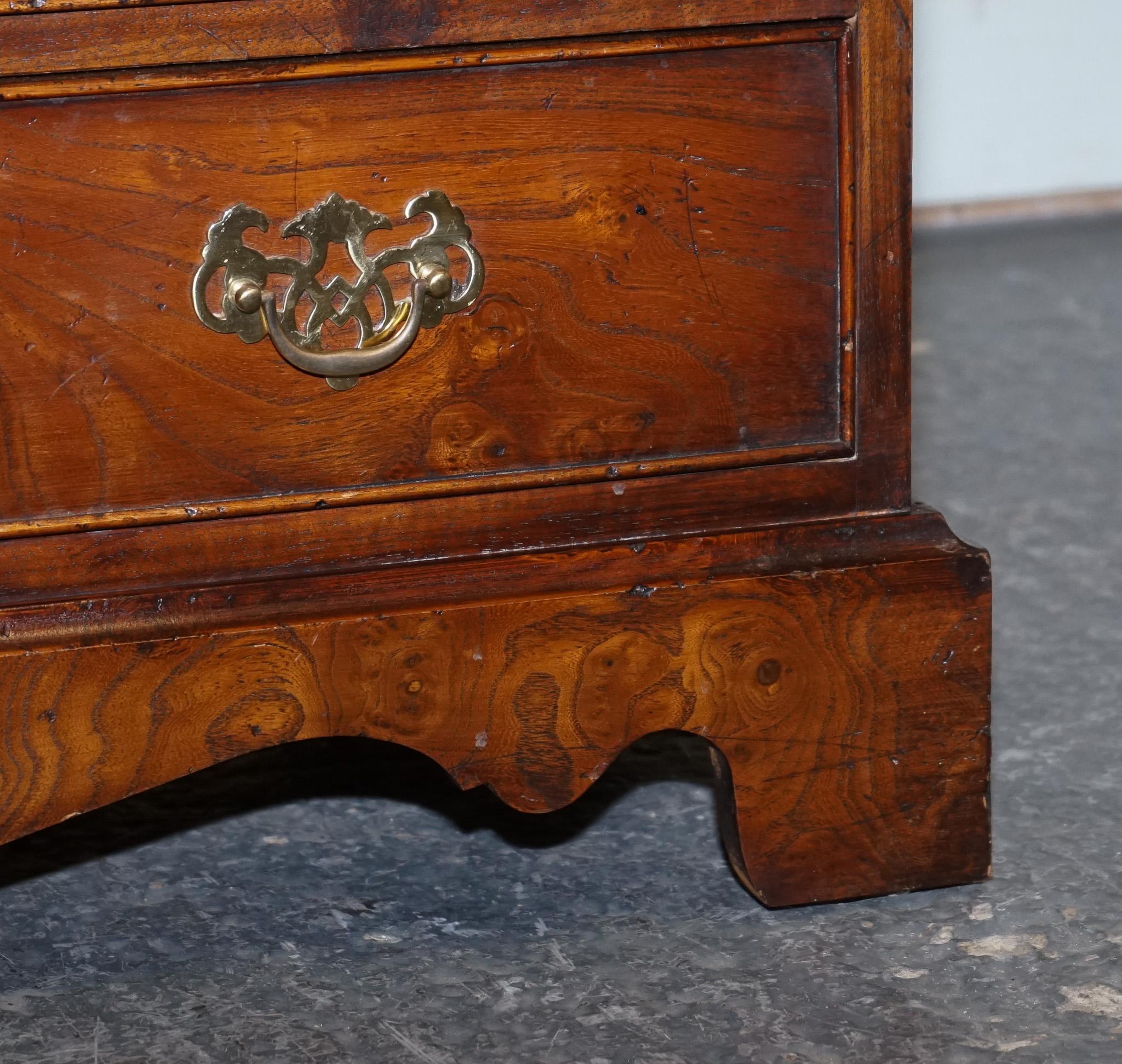 cajonera de estilo georgiano en madera de olmo con patas de soporte Olmo en venta