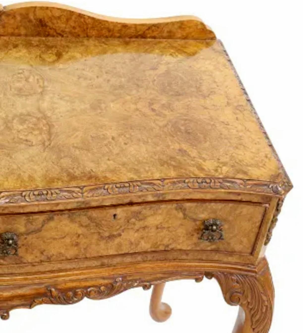 Credenza con cassettone in argento in stile georgiano Burlwood In condizioni buone in vendita a Forney, TX