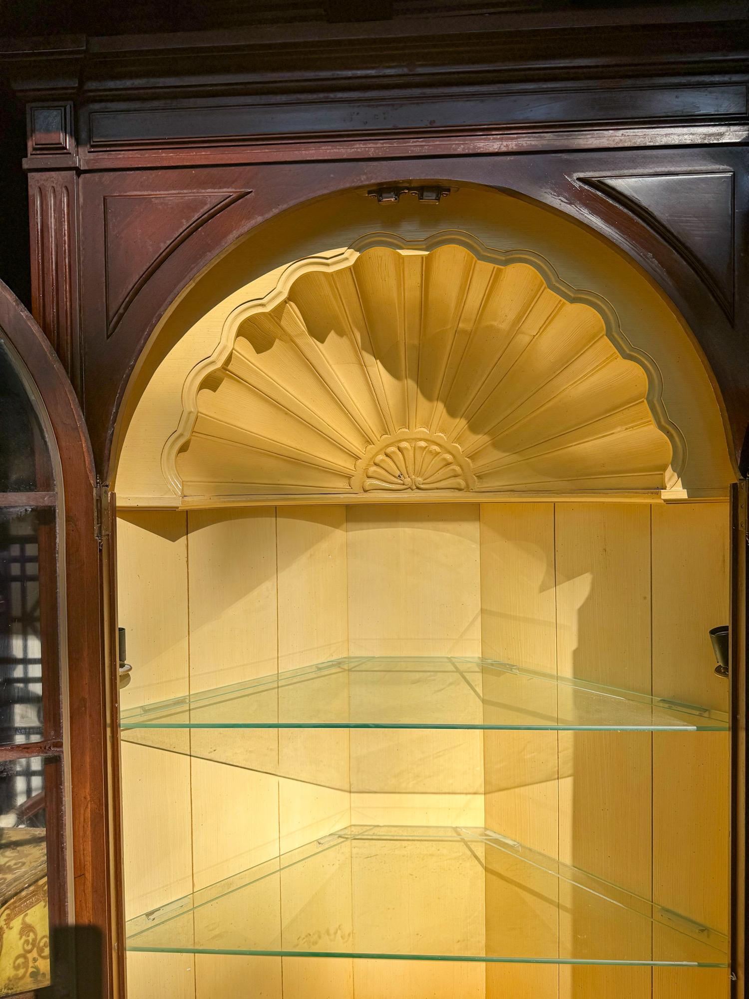 George III Georgian Style Carved Mahogany Corner Cabinet W/ Yellow Shell / Fan Interior For Sale