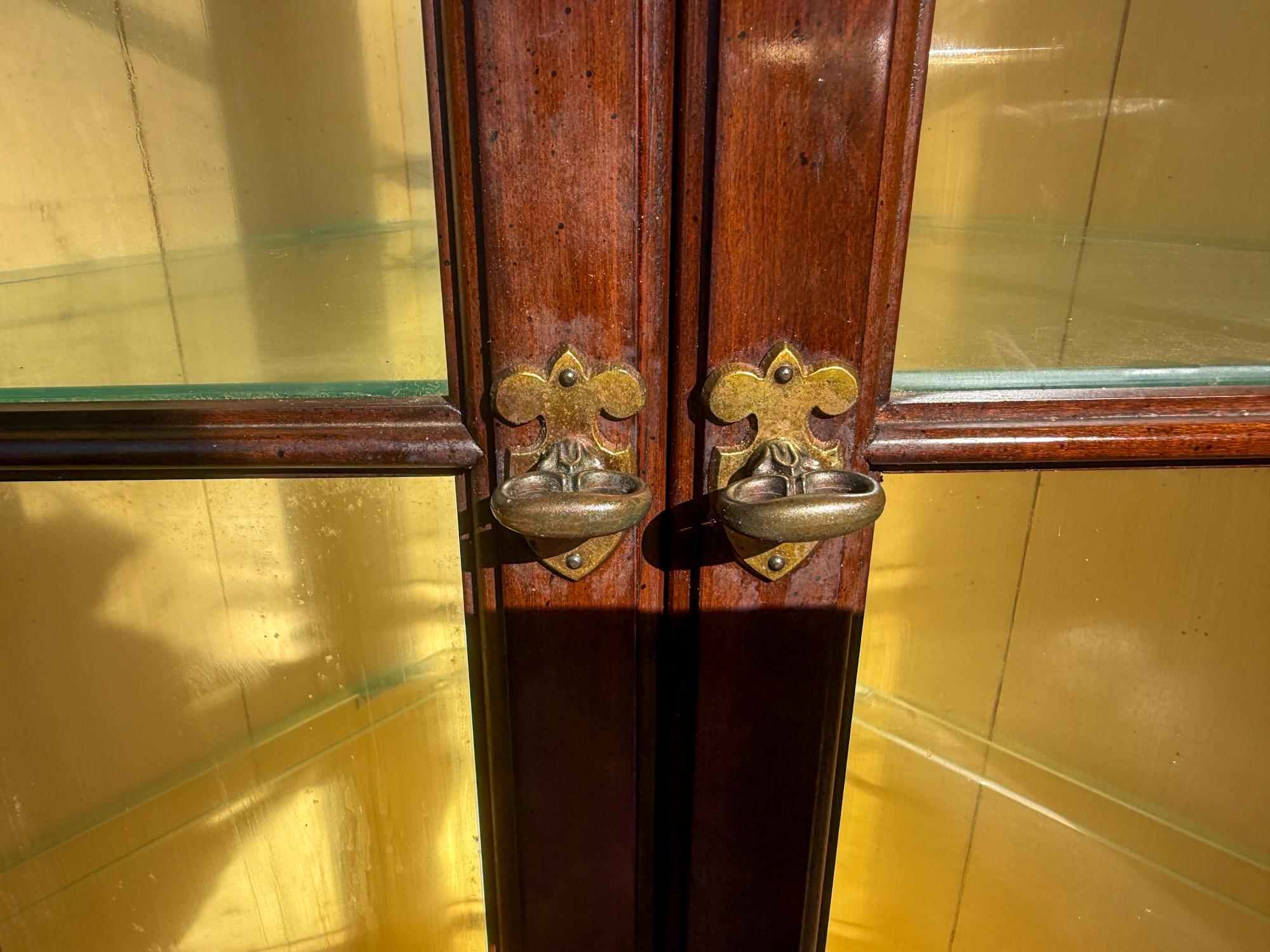 American Georgian Style Carved Mahogany Corner Cabinet W/ Yellow Shell / Fan Interior For Sale