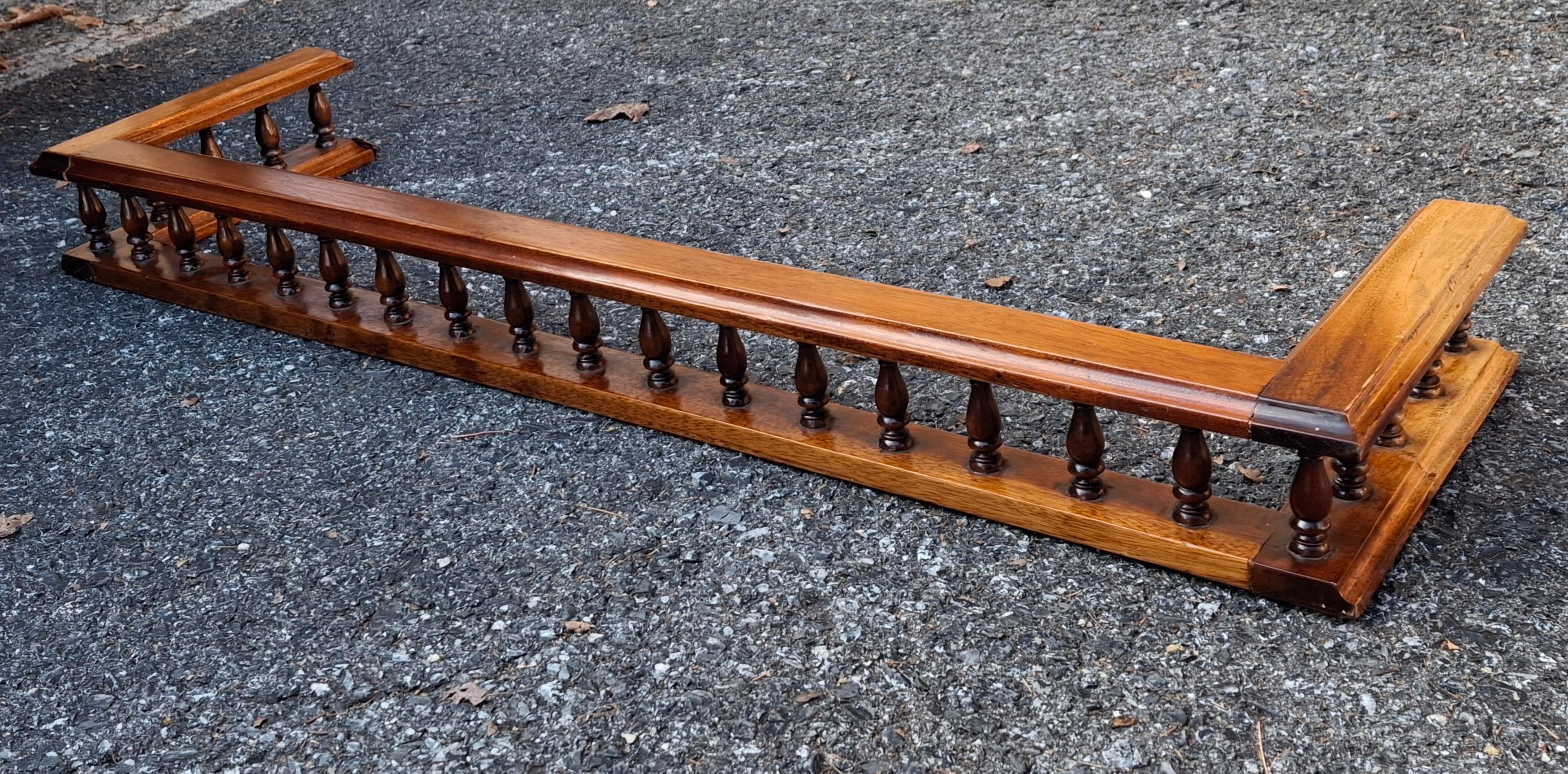 Georgian Style Carved Mahogany Fireplace Gallery Fender In Good Condition For Sale In Germantown, MD